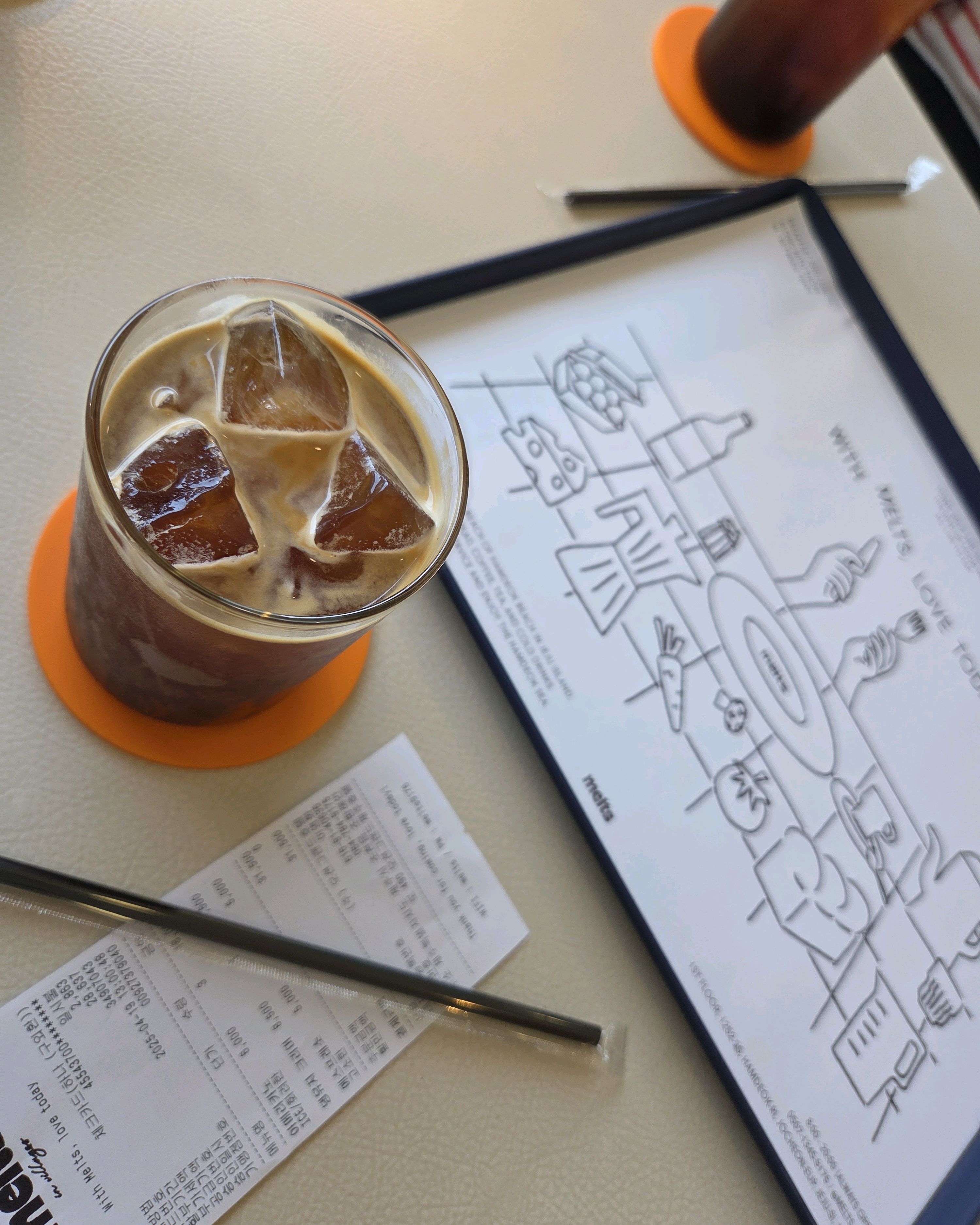 계획없이 방문한 카페인데 함덕해수욕장 바로 앞에있어서 뷰가 너무 예뻐요~~ 창밖보며 힐링하