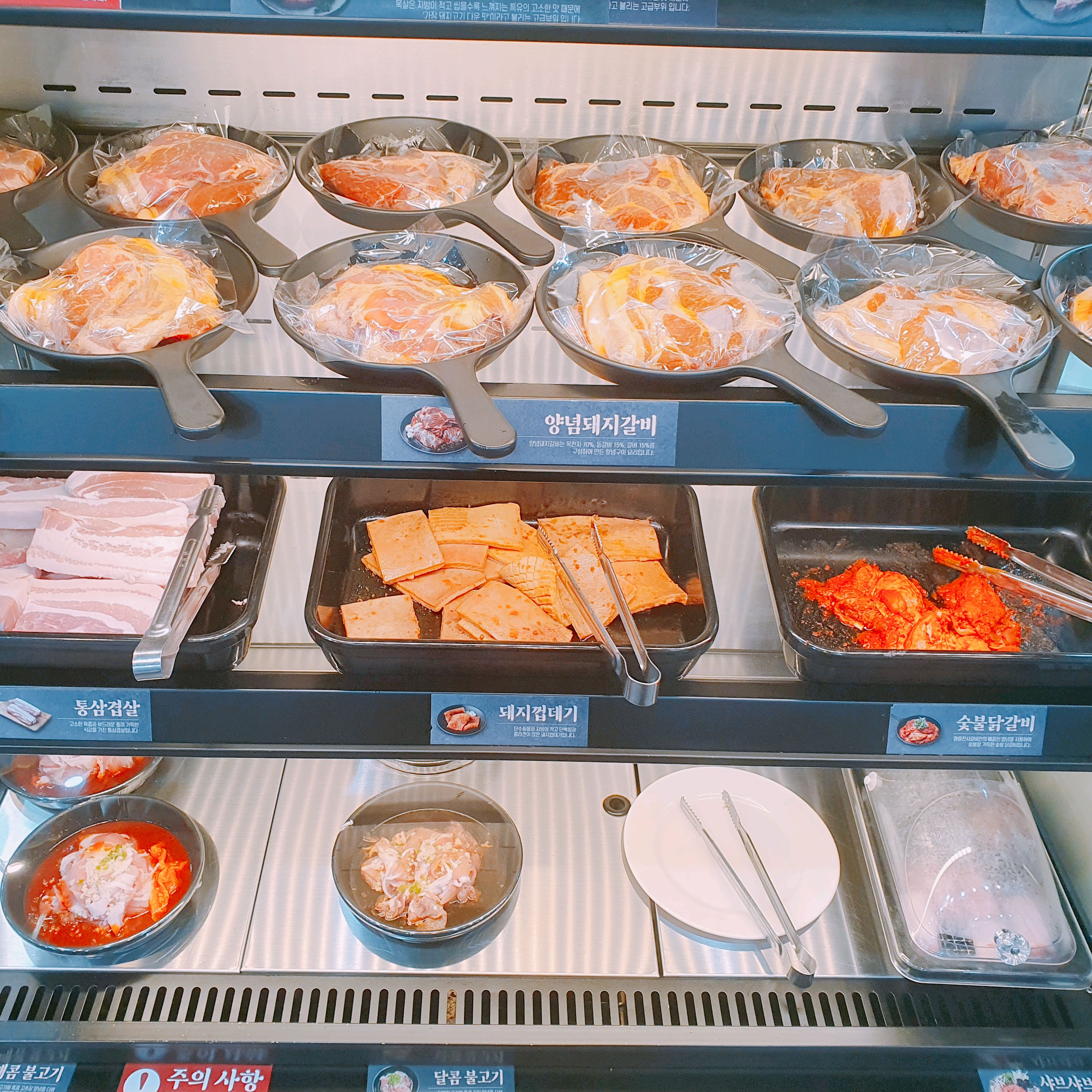 점심특선와서 먹어보고 오늘 지인이랑 밥먹으로 왔어요. 접시에 따로 담아져 있는 음식 맛있