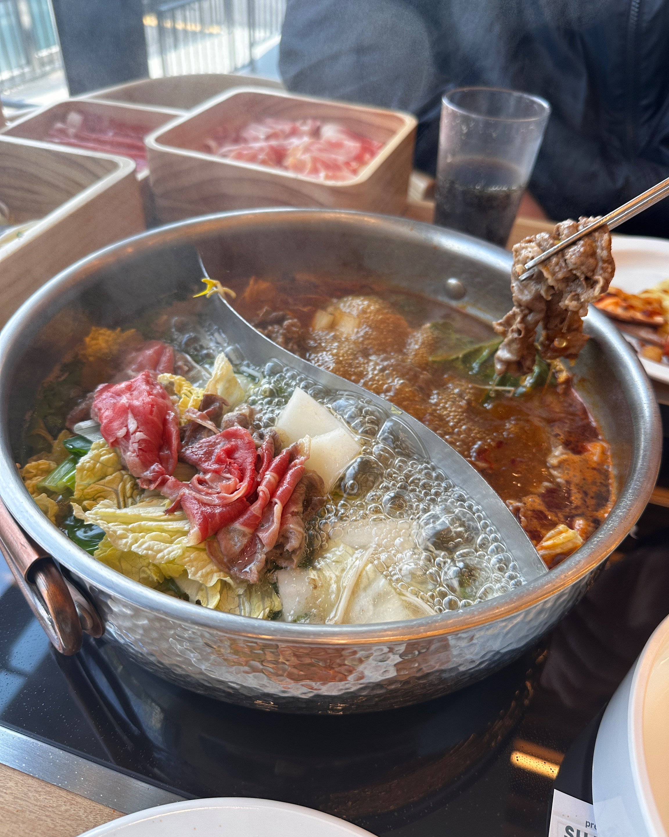 사장님과 직원분들 모두 친절하시고 열일하시는 모습이 인상적이었어요. 고기를 무한리필로 즐길