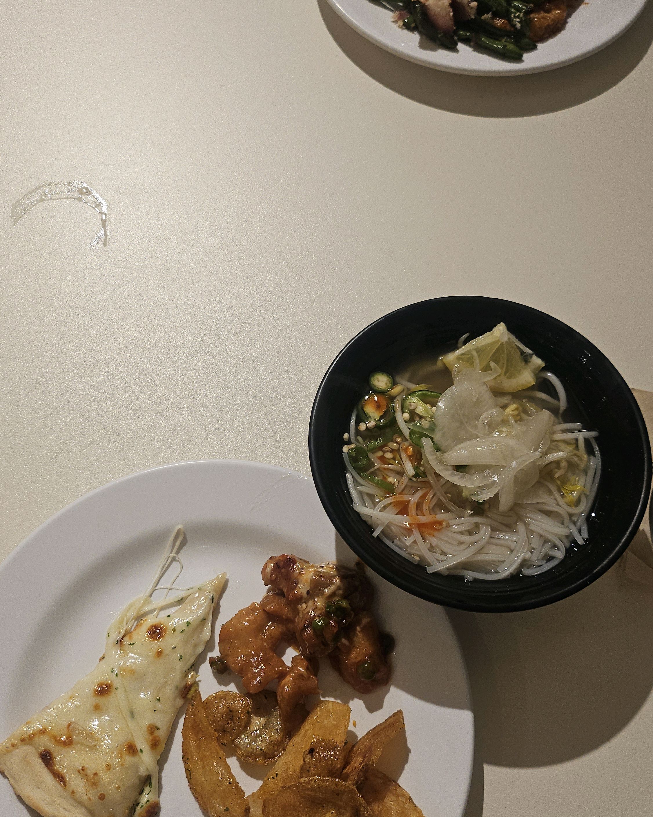 망포점보단 맛있어요 근데 음식 회전률이 더무 안돟네요 피자랑 초밥은 계속 비어있었어요. 옛