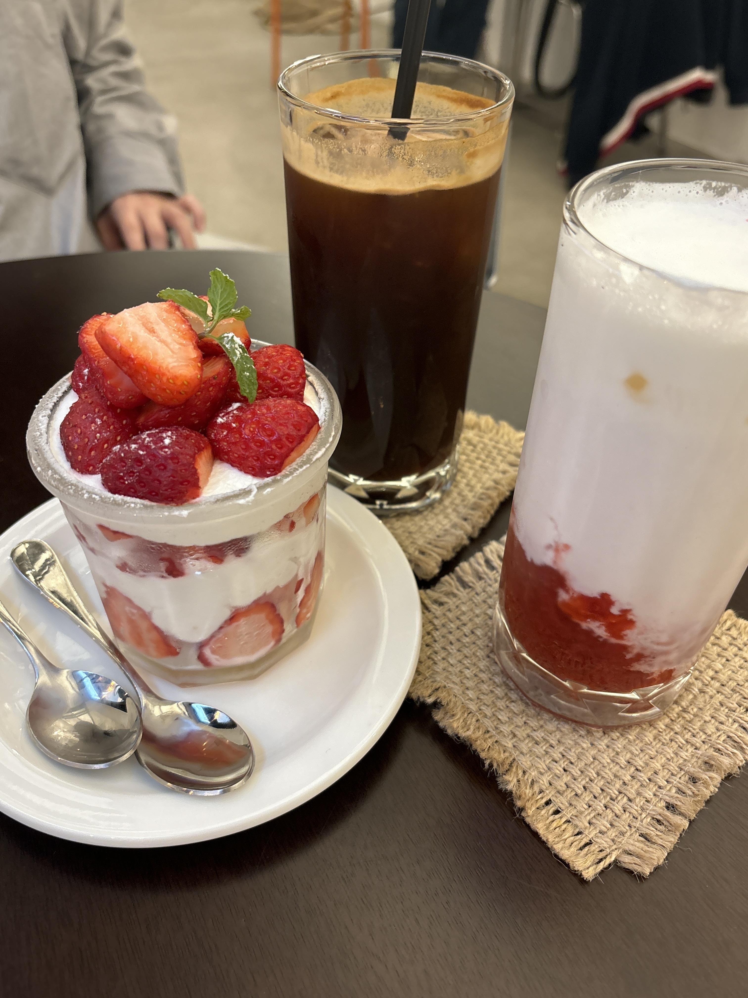 저 미식가인데 커피 맛있어요..!! 딸기라떼도 맛있고 사장님 직원분 모두 친절하셔서 기분