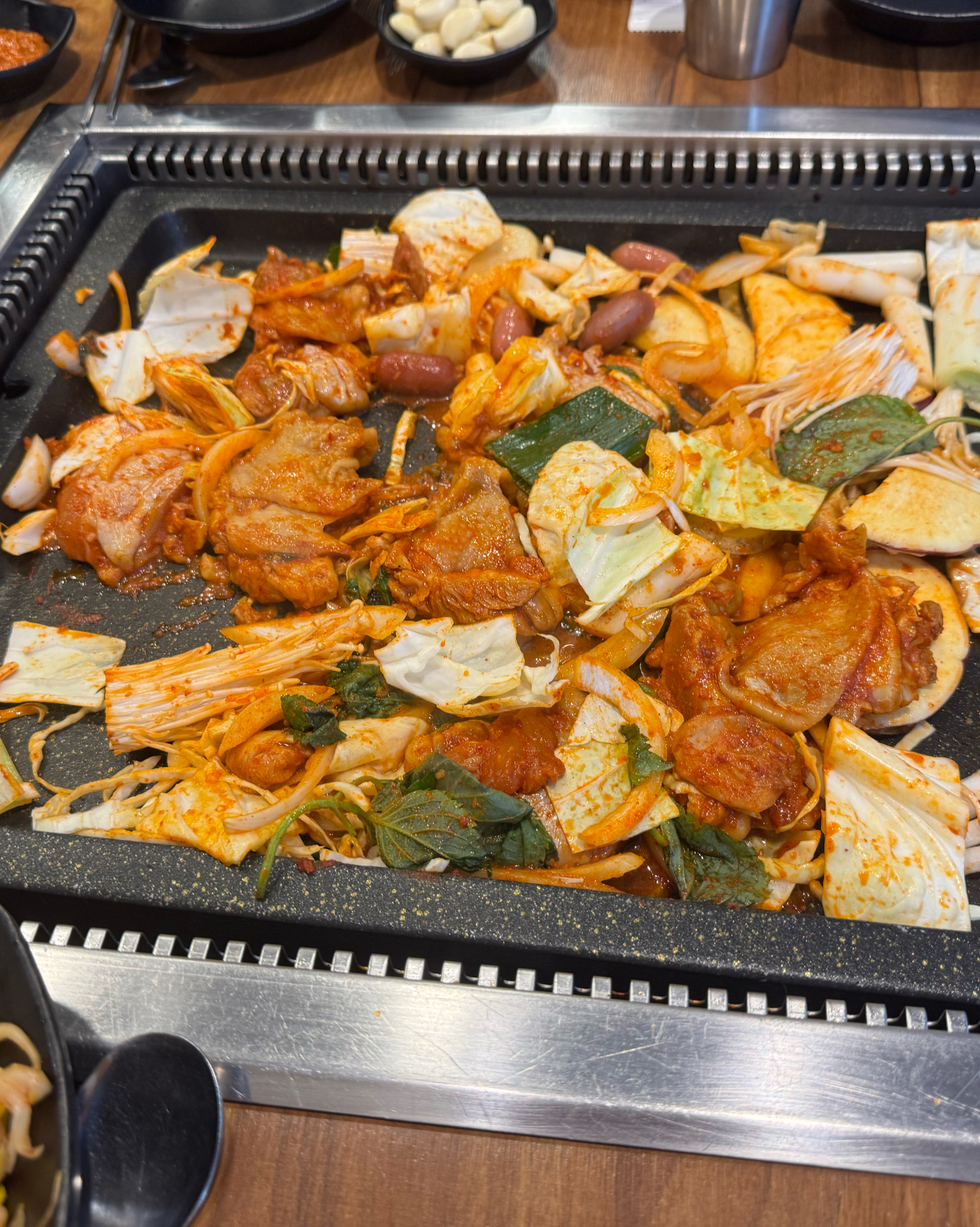 새로 생겨서 깔끔하고, 재료도 신선하고 좋아요. 닭갈비 뿐 아니라 삼겹살도 먹고, 야채도 