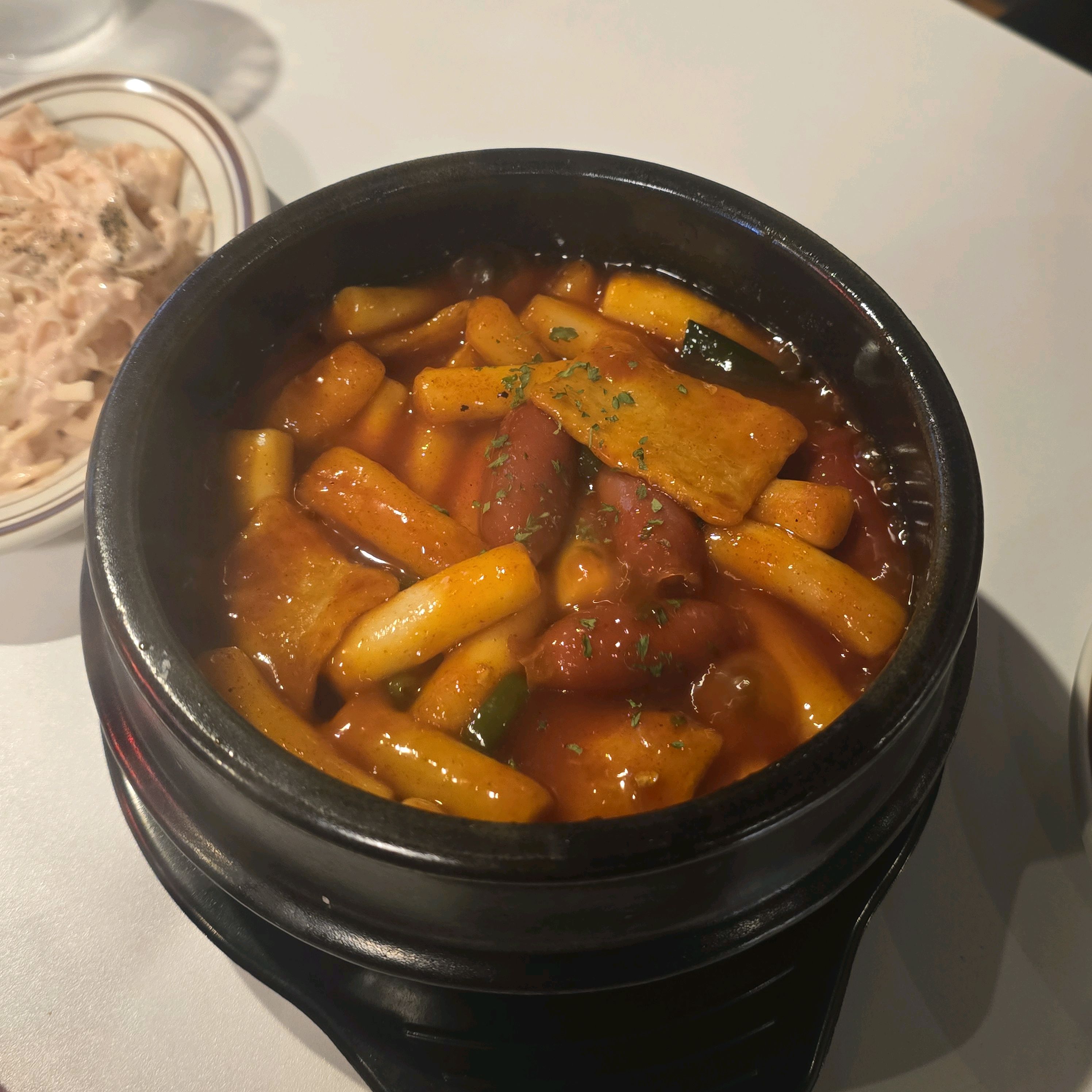 로제떡볶이! 조금 매콤하게 요청드렸었는데 맛있어요!! 콜키지도 좋은데 안주도 맛있어서 계속