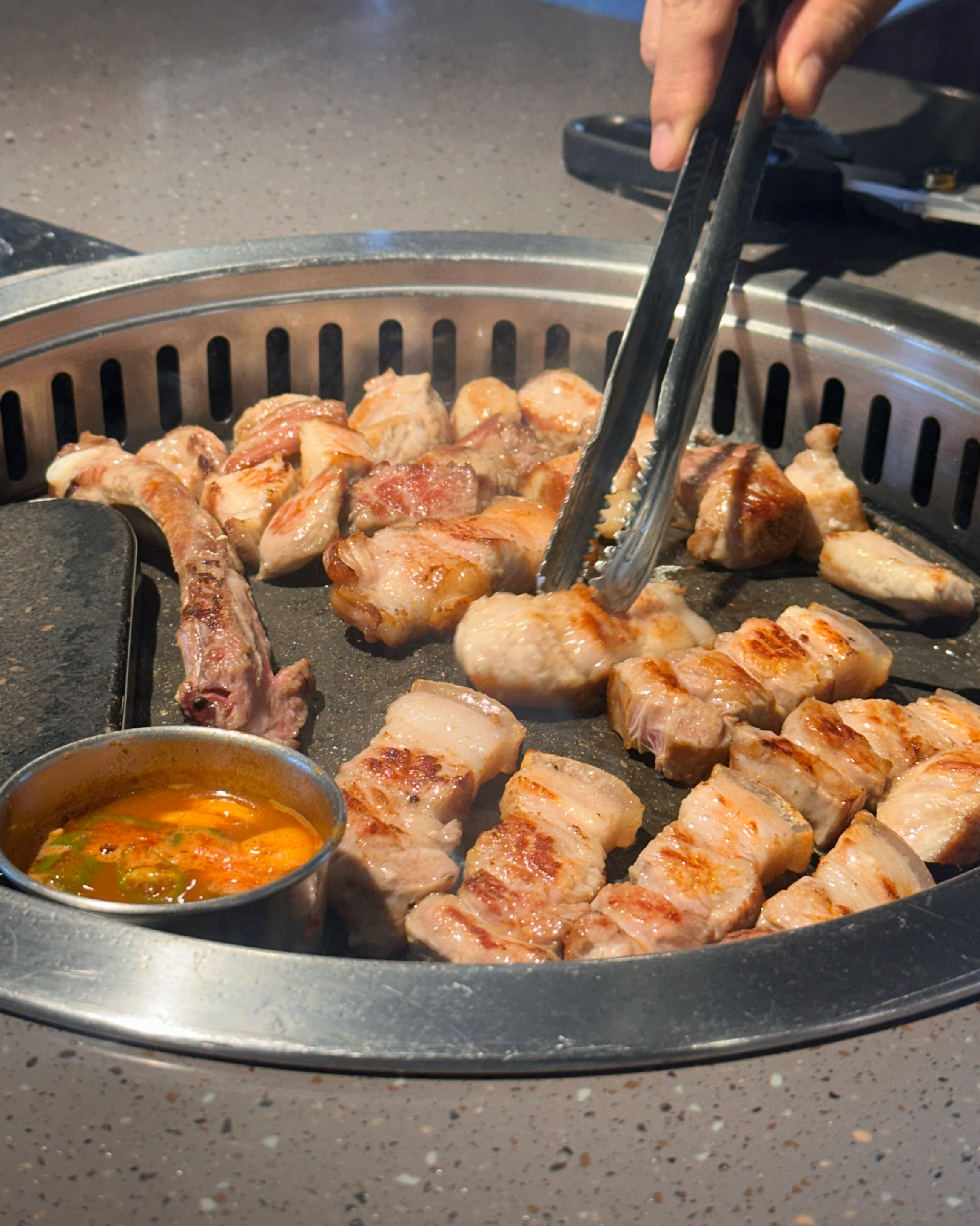 고기 직접 다 구워주시고 오겹살 우대갈비 진짜 맛나요 인생 흑돼지 .... - 제주 맛집 오직흑돼지 제주공항본점