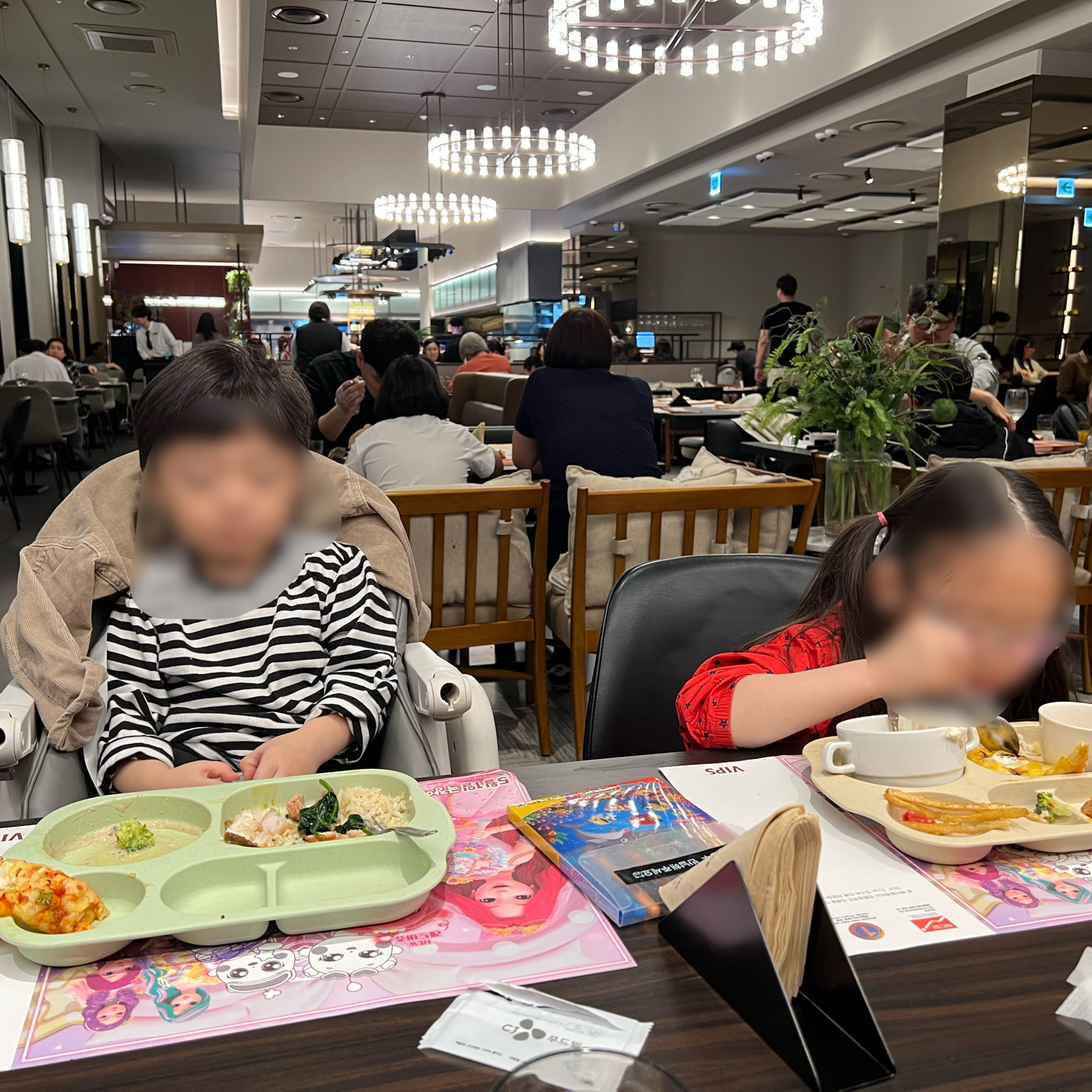 생각보다 샐러드 류에는 신선하고 맛있었어요 다만 핫푸드 류가 좀 아쉬었어요. 아이들(36개