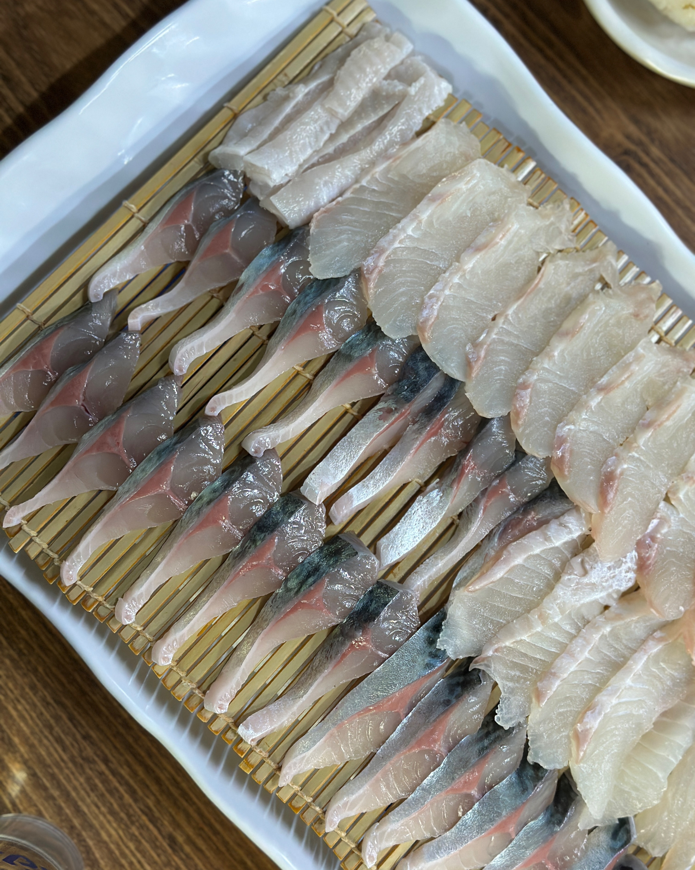 거두절미하고 최고입니다!!! 제가 정말 주변에서 알아주는 회알못인데 그 이유가 비린맛때문이