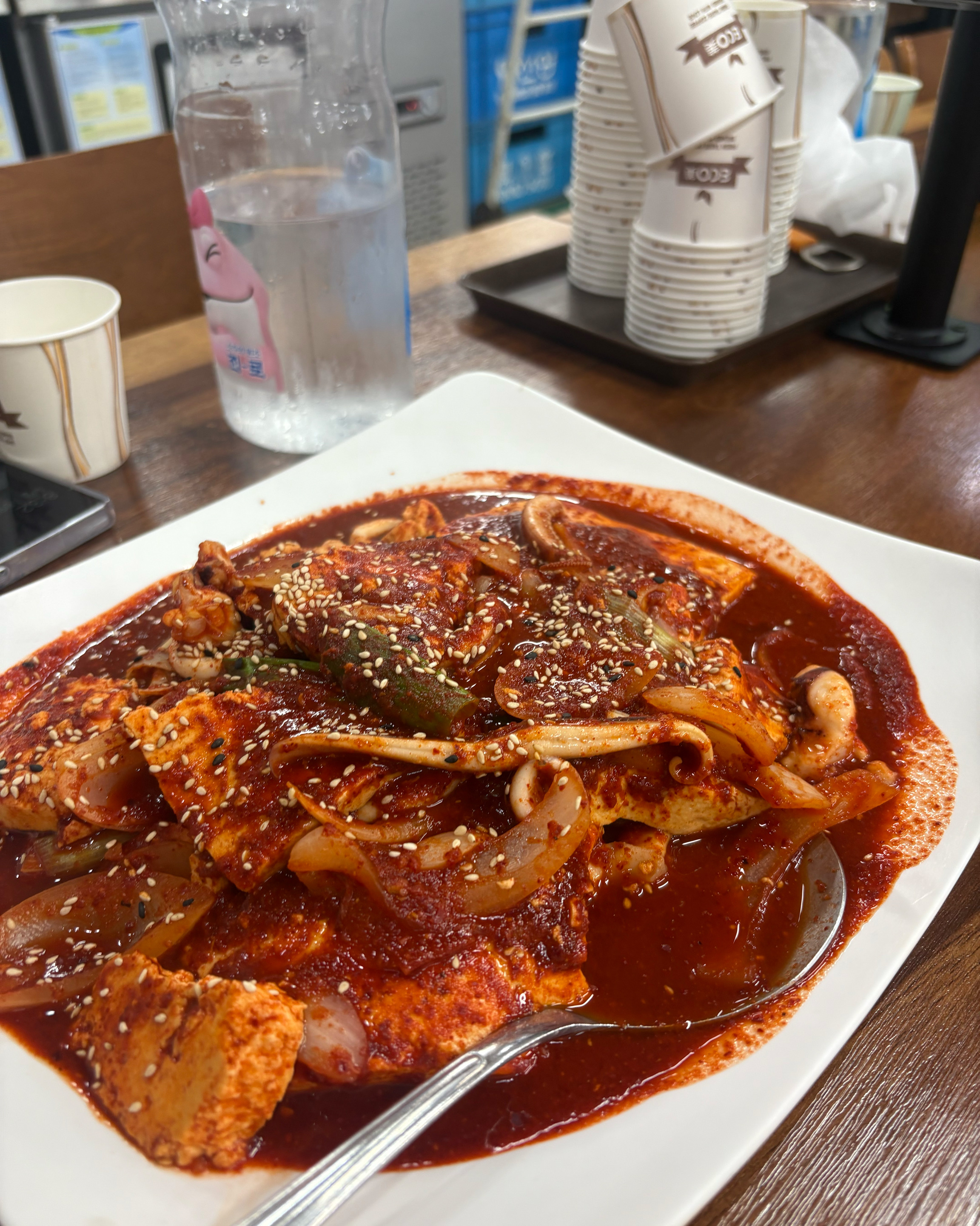 넘넘 맛있었어요... 두부두루치기도 엄청 매콤하고.. 칼국수도 간이 딱맞아요... 소주 마