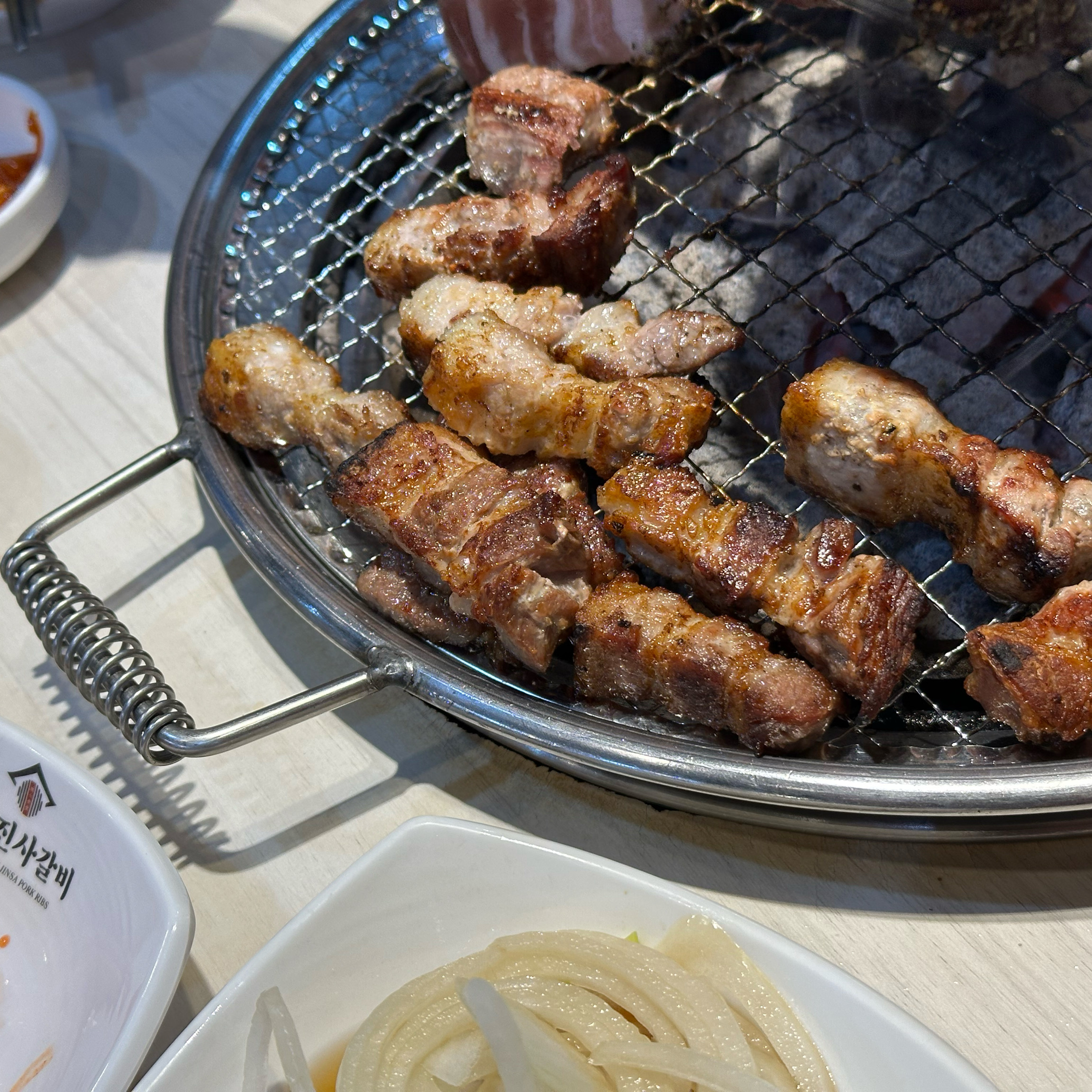 진짜 맛있어요!!!! 그리고 제가여태 가본 명륜진사갈비중 제일깨끗하게관리하고계셔서 더 좋았