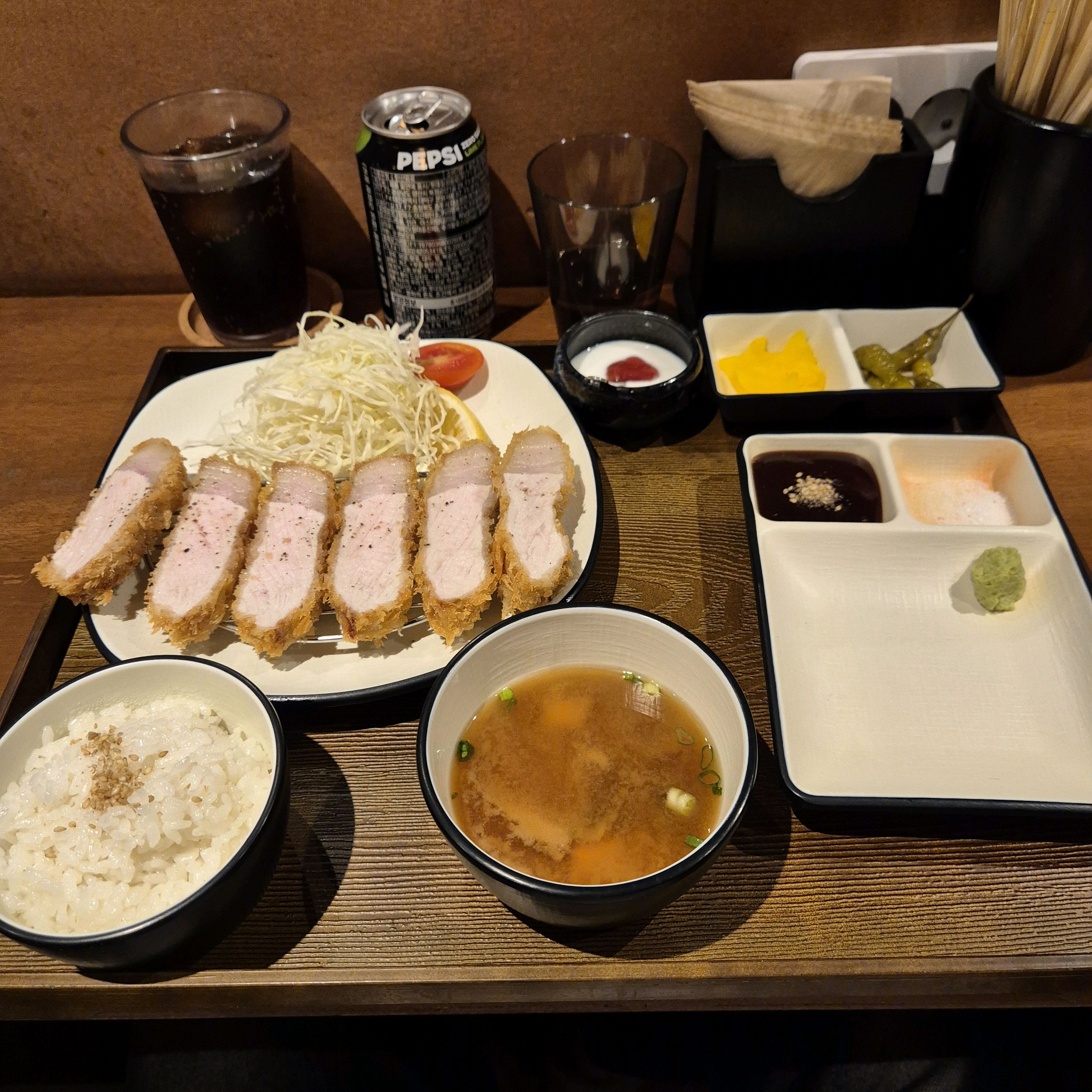 그냥 생각 없이 들어왔는데 먹고보니 돈까스 맛집이였어요!! 날씨가 더워서 냉모밀도 시켰는데