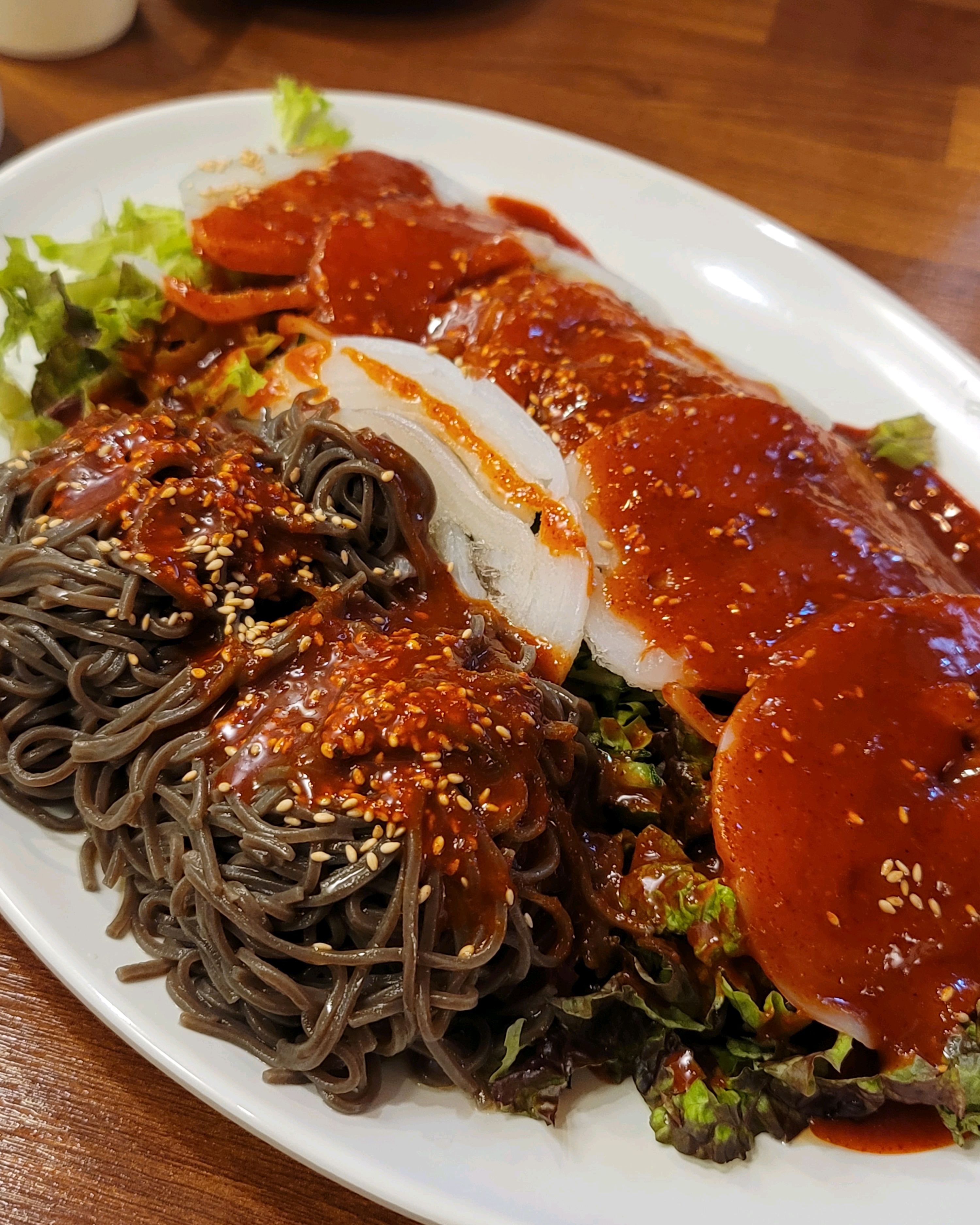 부산한치모밀 ㅜㅜㅜ 한치회 엄청 많이 들어있고 모밀과 같이 먹으면 너무 맛있어요!! 새콤한
