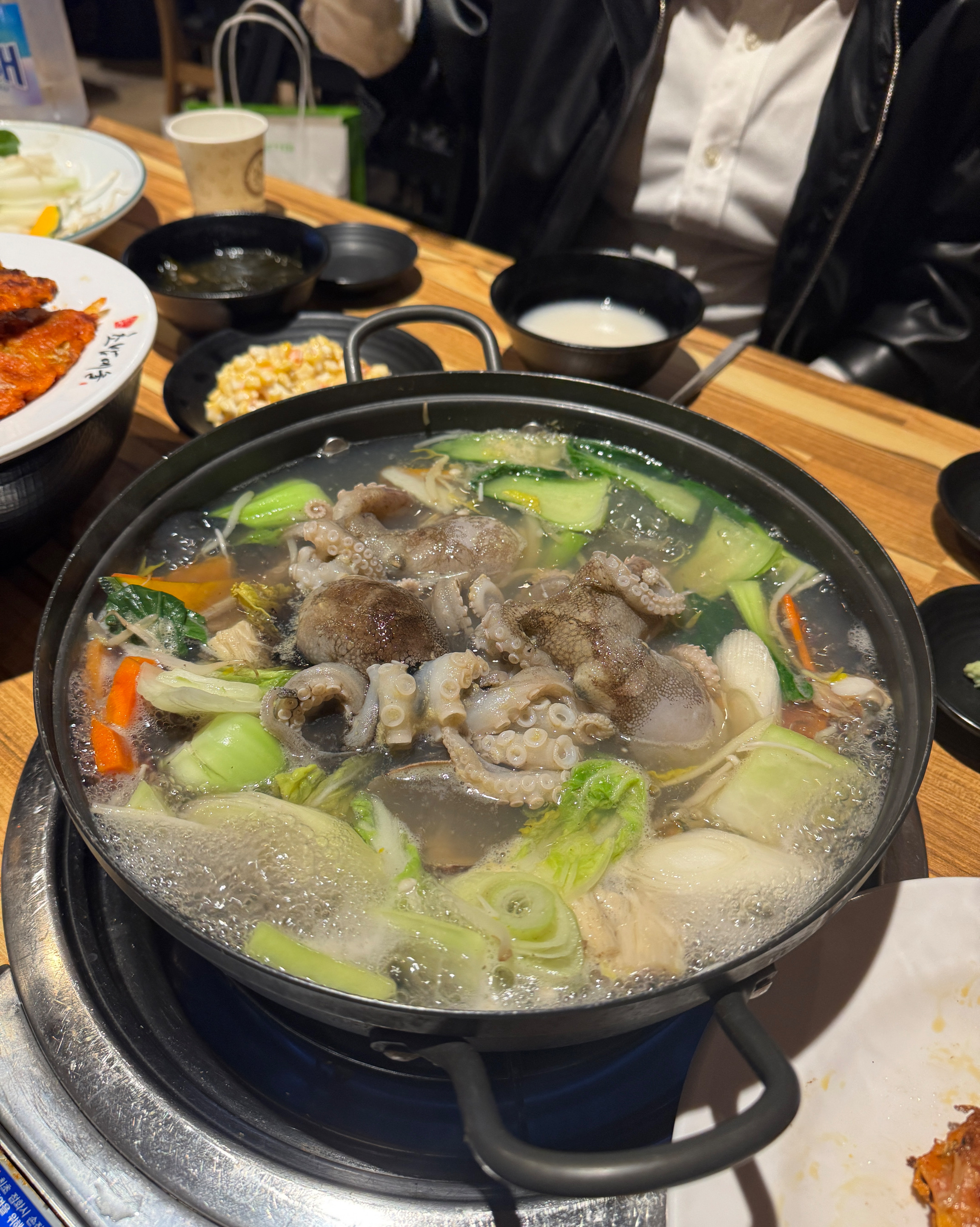 제철인 쭈꾸미샤브샤브를 먹으러왔는데 쭈꾸미가 살아있고 쫄낏쫄낏해서 너무맛있었고 구월동 인기
