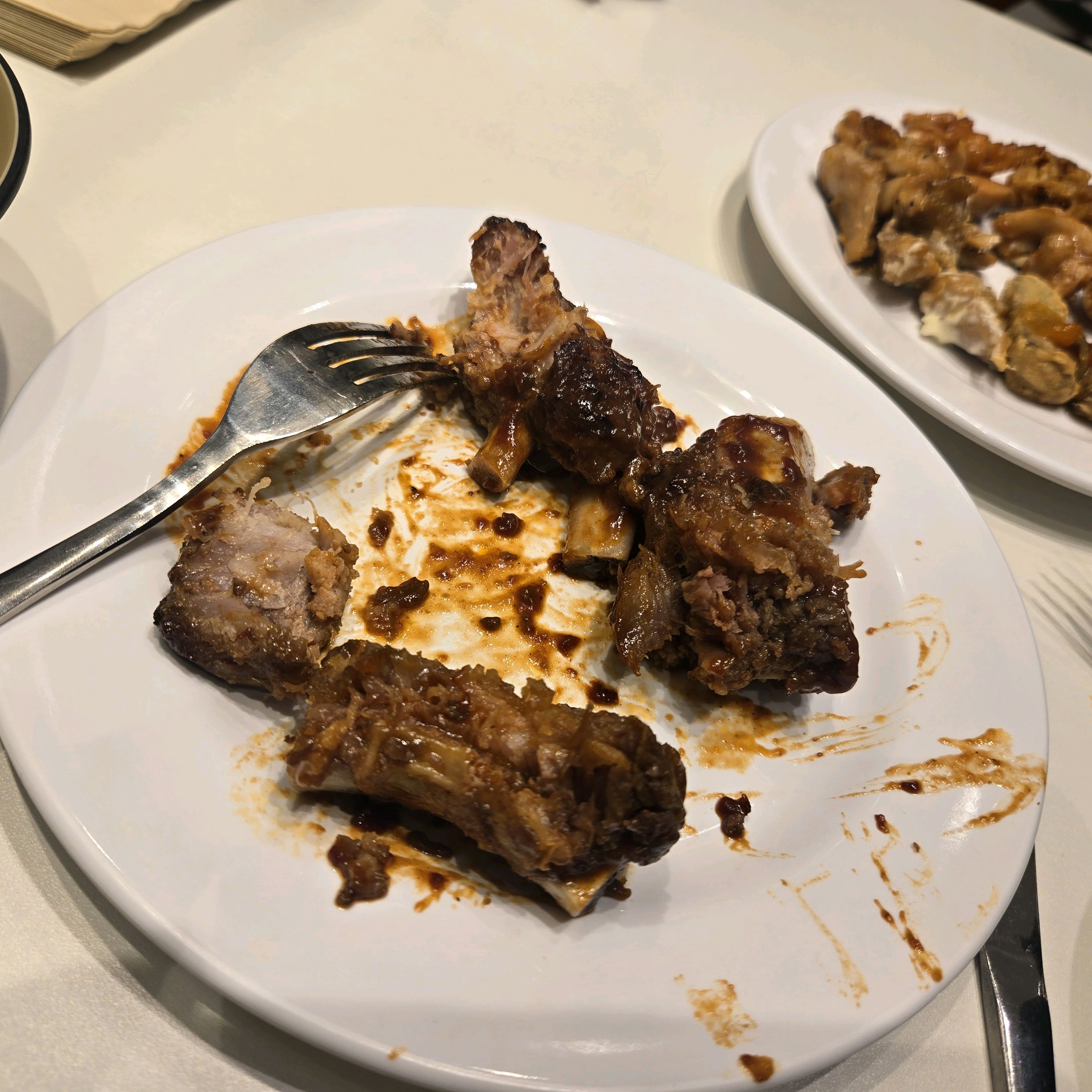 애슐리퀸즈 치킨시즌이라서 찾아왔는데 크런치치킨윙봉 주말메뉴는 아에 없구요. 폭립 너무질겨서
