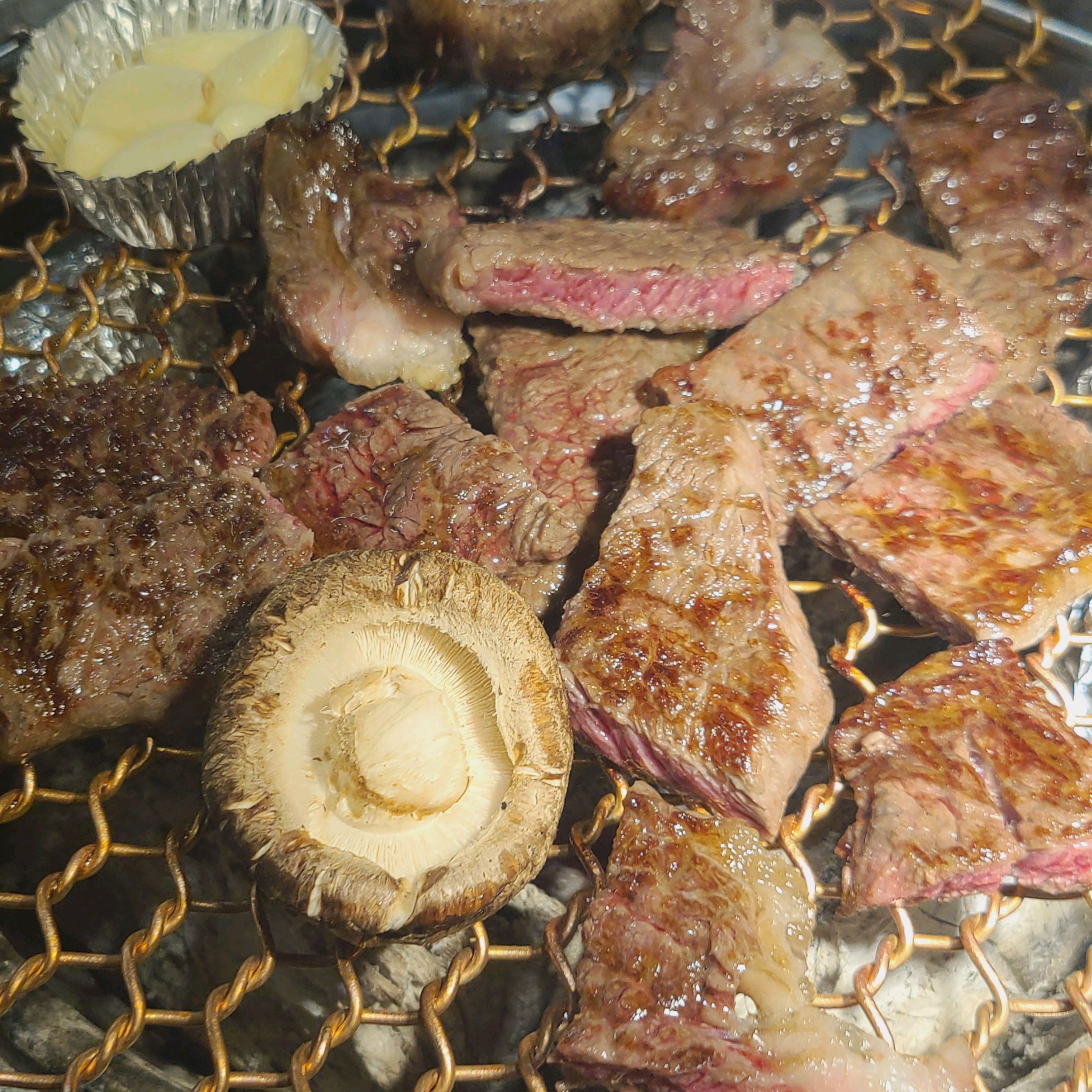 한우는 정육식당에서 눈으로 보고 직접 골라서 먹을 수 있어용 - 인천 맛집 바베큐광장