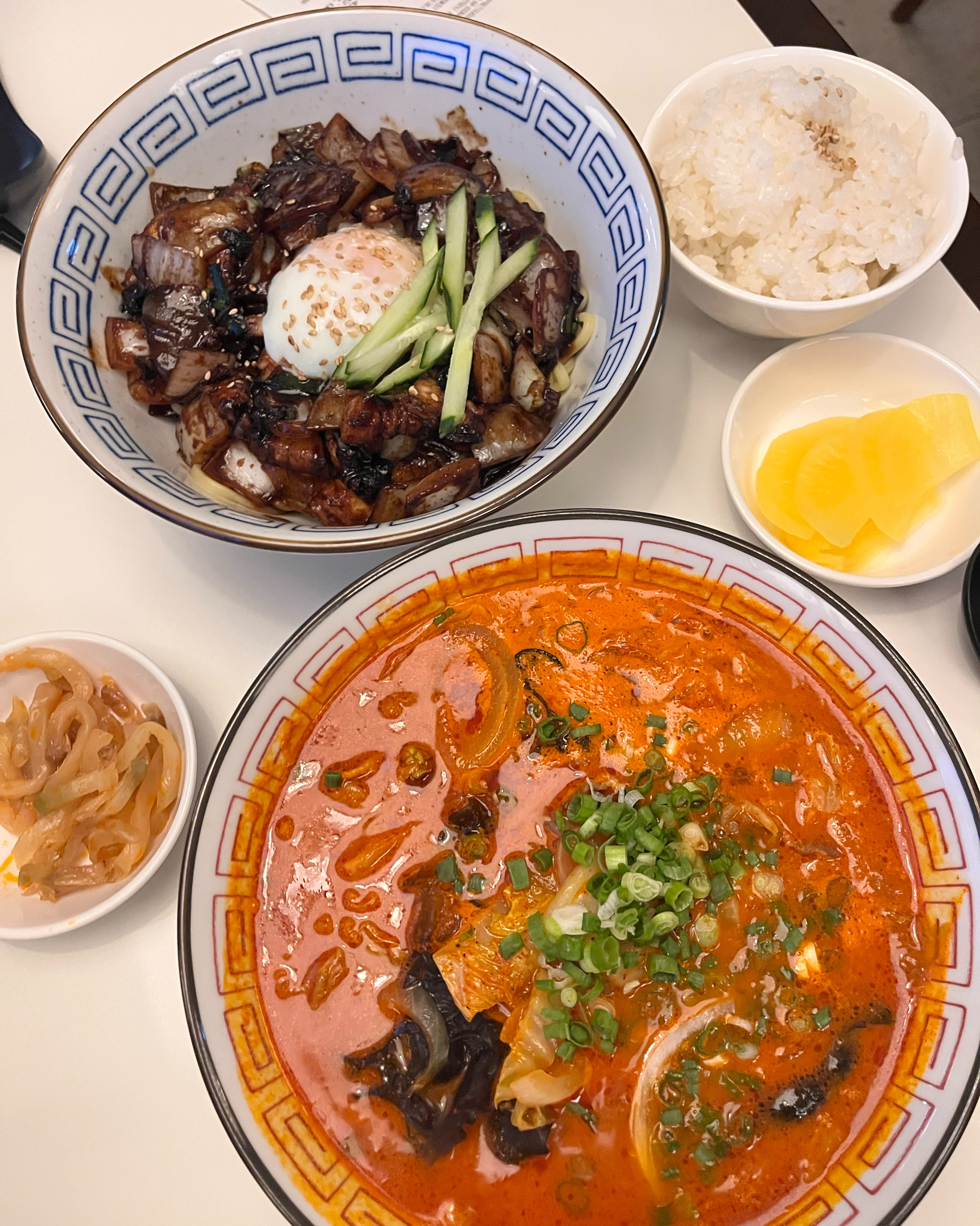 진짜 맛있어요 !!! 짜장면먹고싶어서 왔는데 짬뽕도 맛도리... 주차도 잘되어있어서 차가지