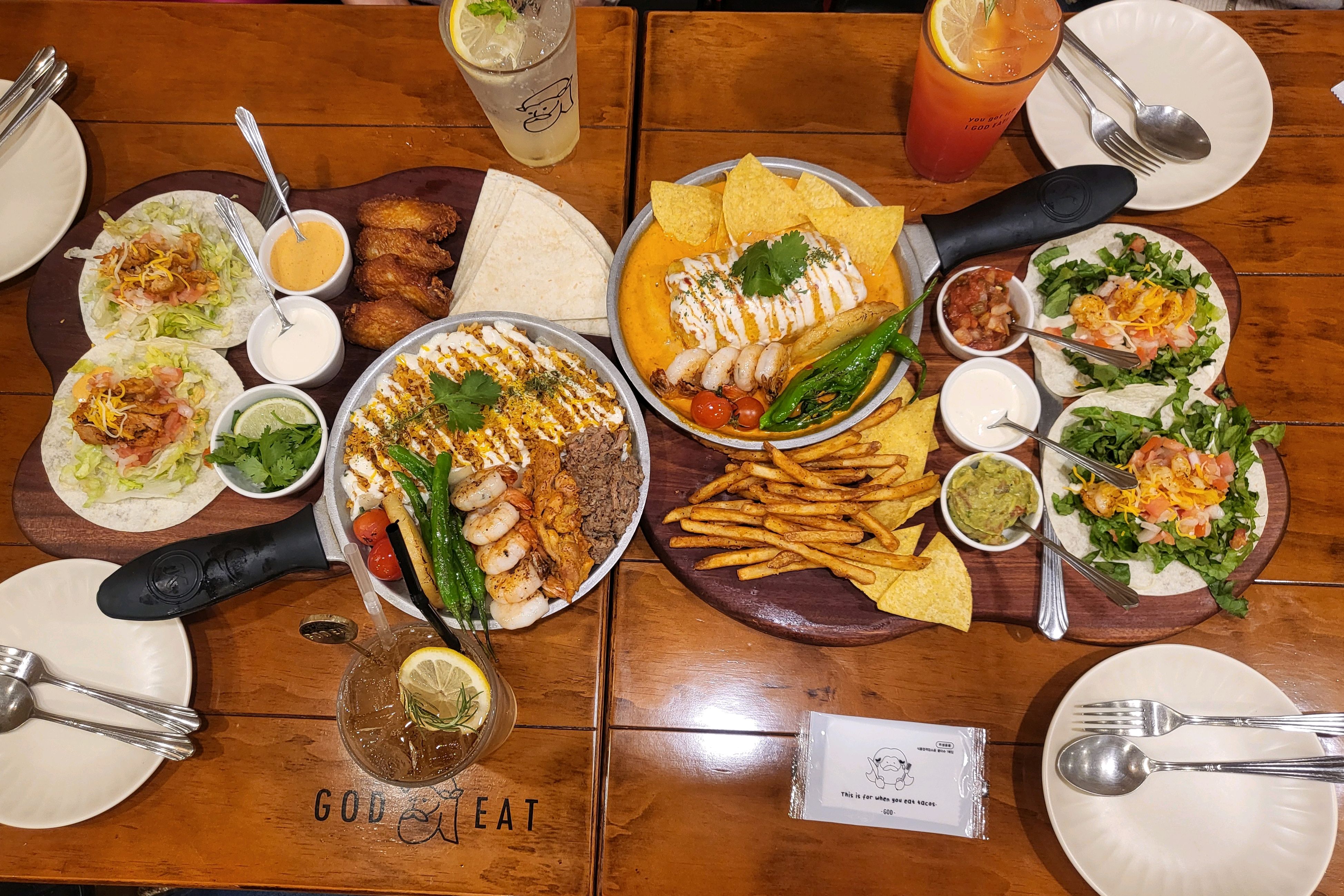 4명이 방문해 패밀리셋트 와 음료 주문했어요 - 광교중앙역 맛집 갓잇 아브뉴프랑 광교점