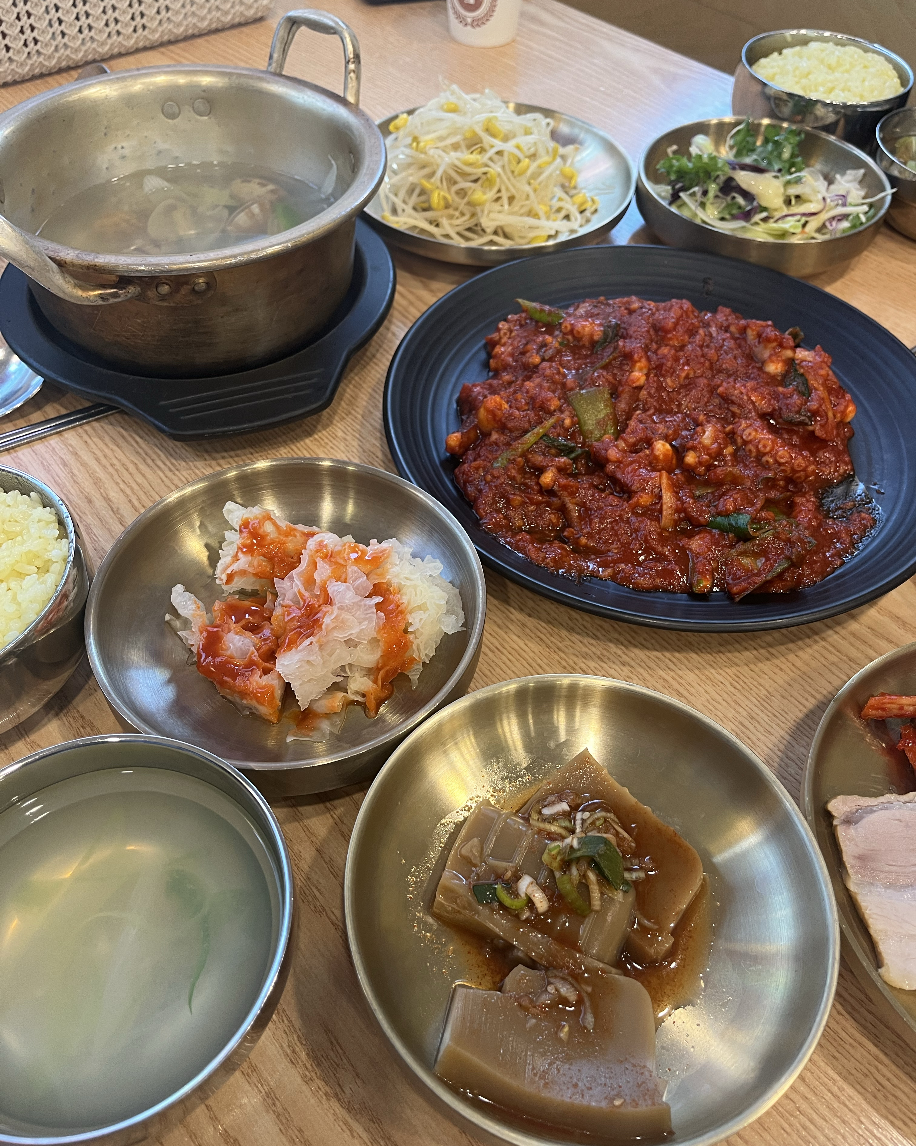 맵기도 적당해서 맵찔이인 저희 너무 맛있게먹었어요!! 정식 가격도 착하고 반찬도 정갈하게