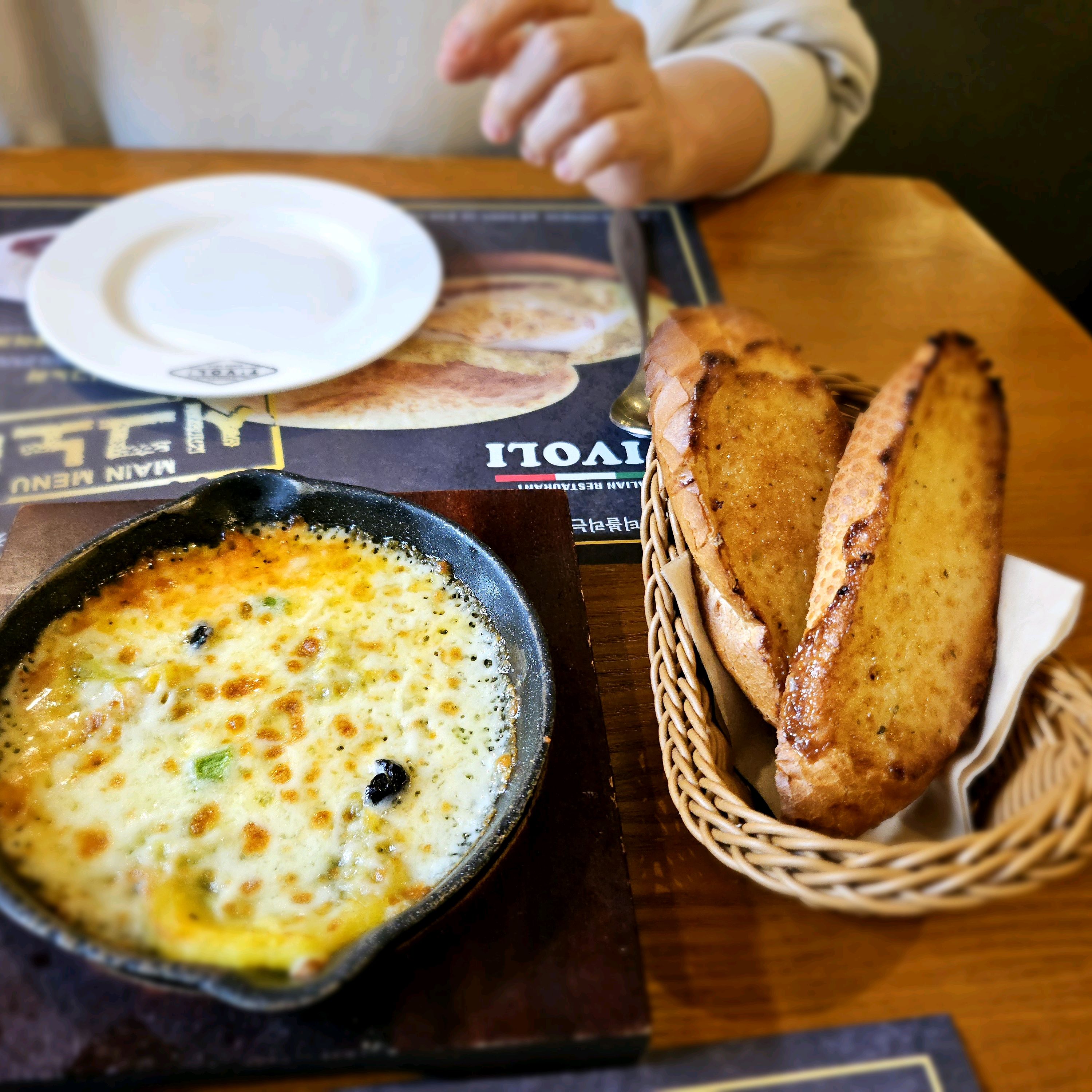 친구와 함께 편안하고 맛있는 식사였습니다😍 식전 빵과 고구마무스와 치즈도 맛있고 시그니처