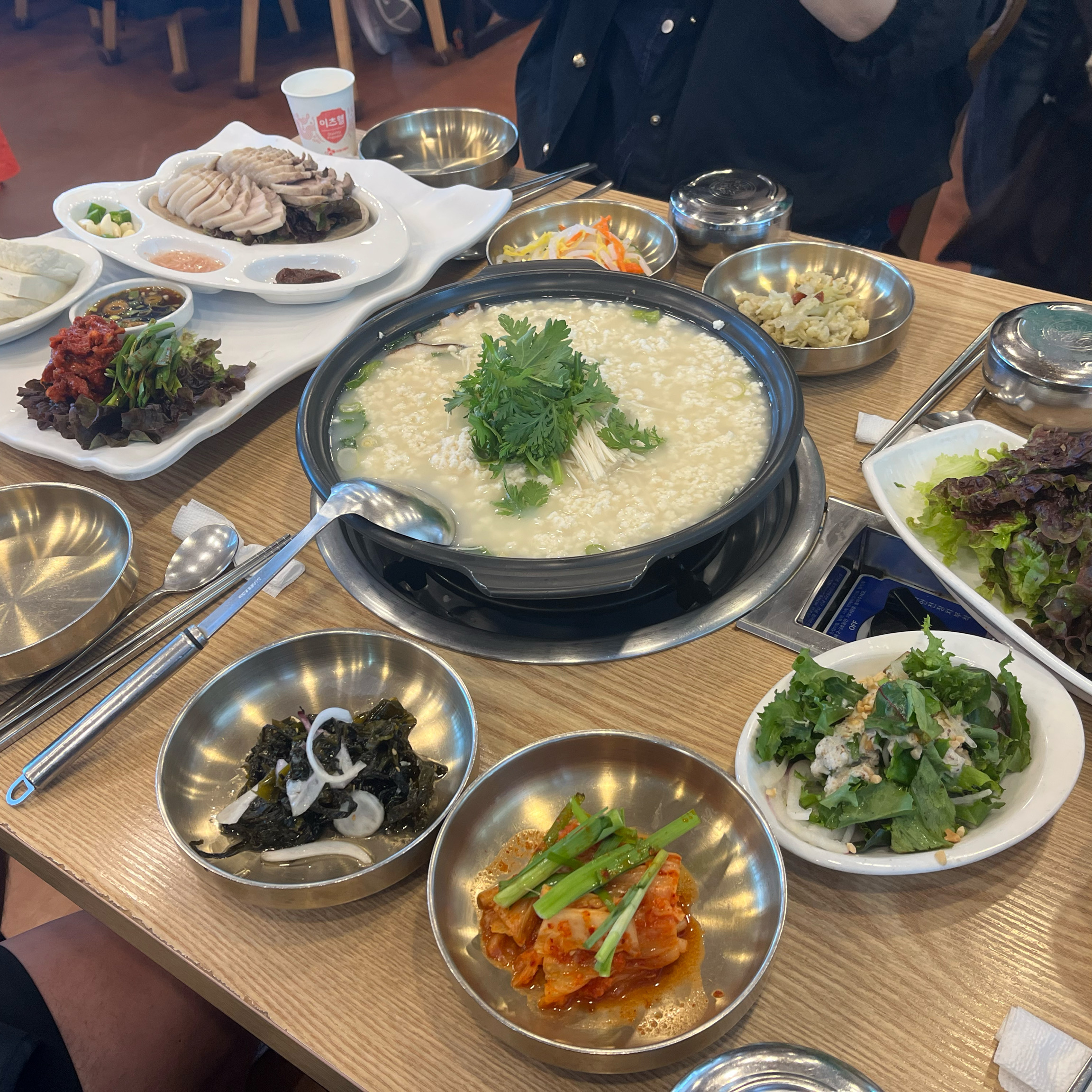 깔끔하고 맛있게 든든하게 한끼 먹고 여행시작했어요:) 음식도 빠르게 나오고,직원분들의 친절