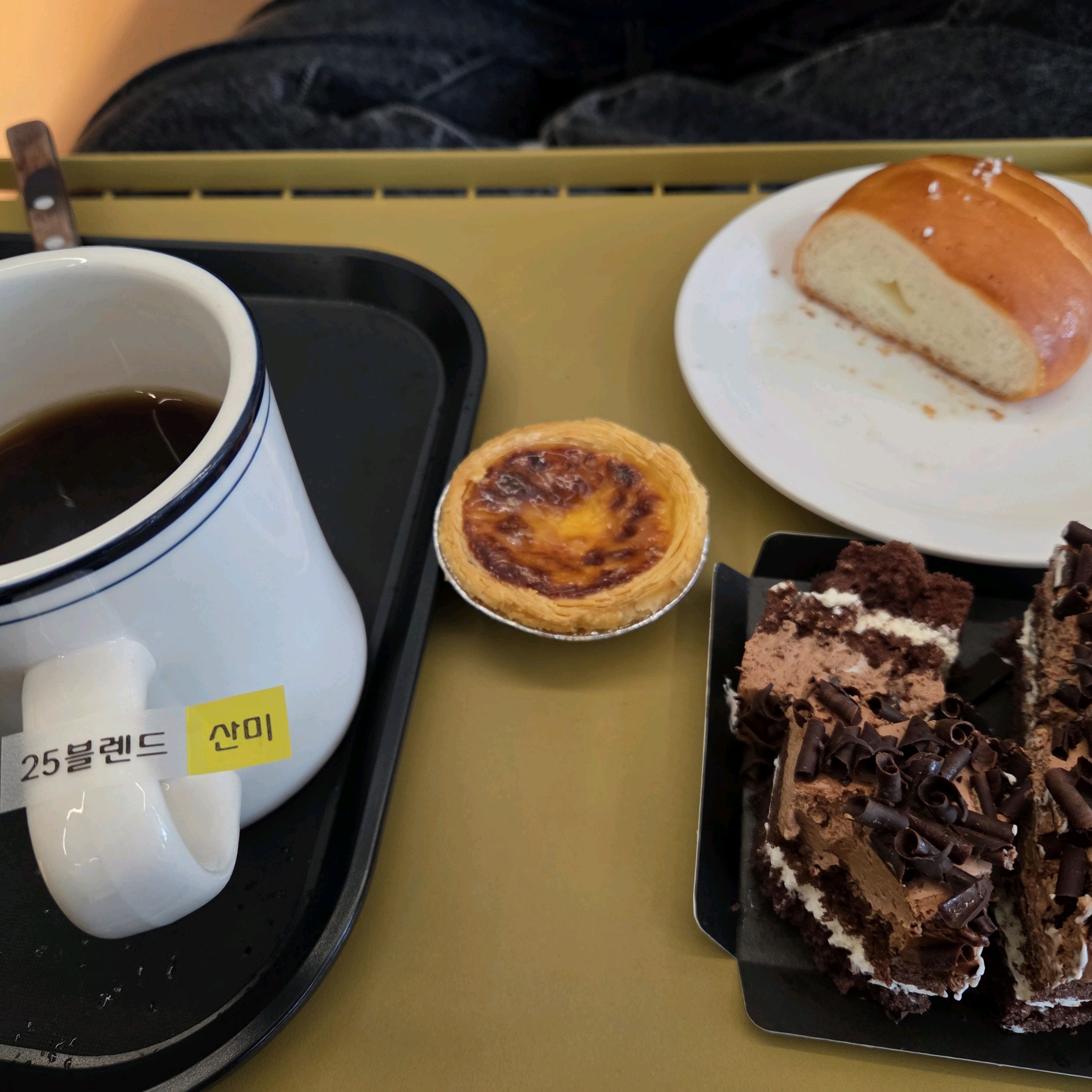 비가 내리고 갯벌만 보여 좀 아쉬웠지만 소금빵이 정말 맛있었어요. 사람들이 너무 많아 자리