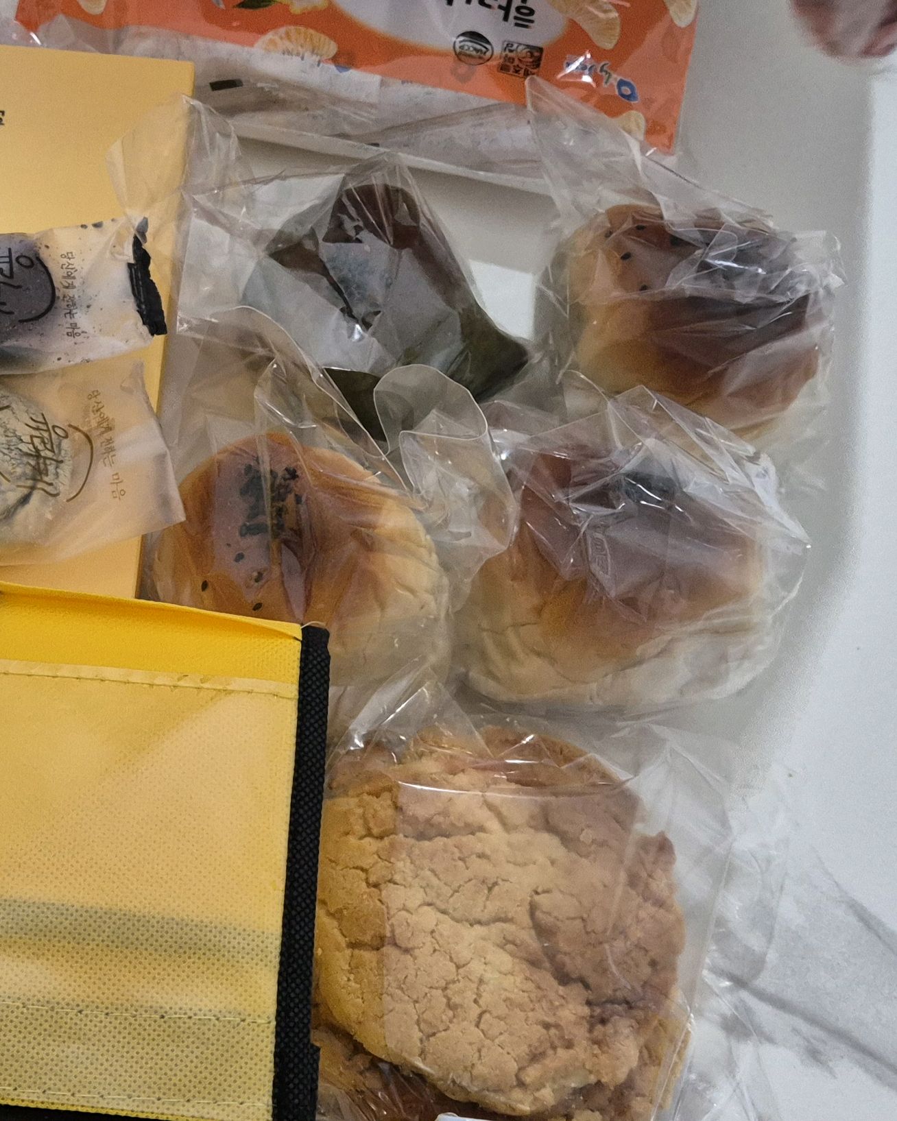 진짜 빵들이 모두 실합니다!!! 뚜벅인지라 들고다니다 손 빠지는 줄 알았습니다...ㅋㅋㅋㅋ