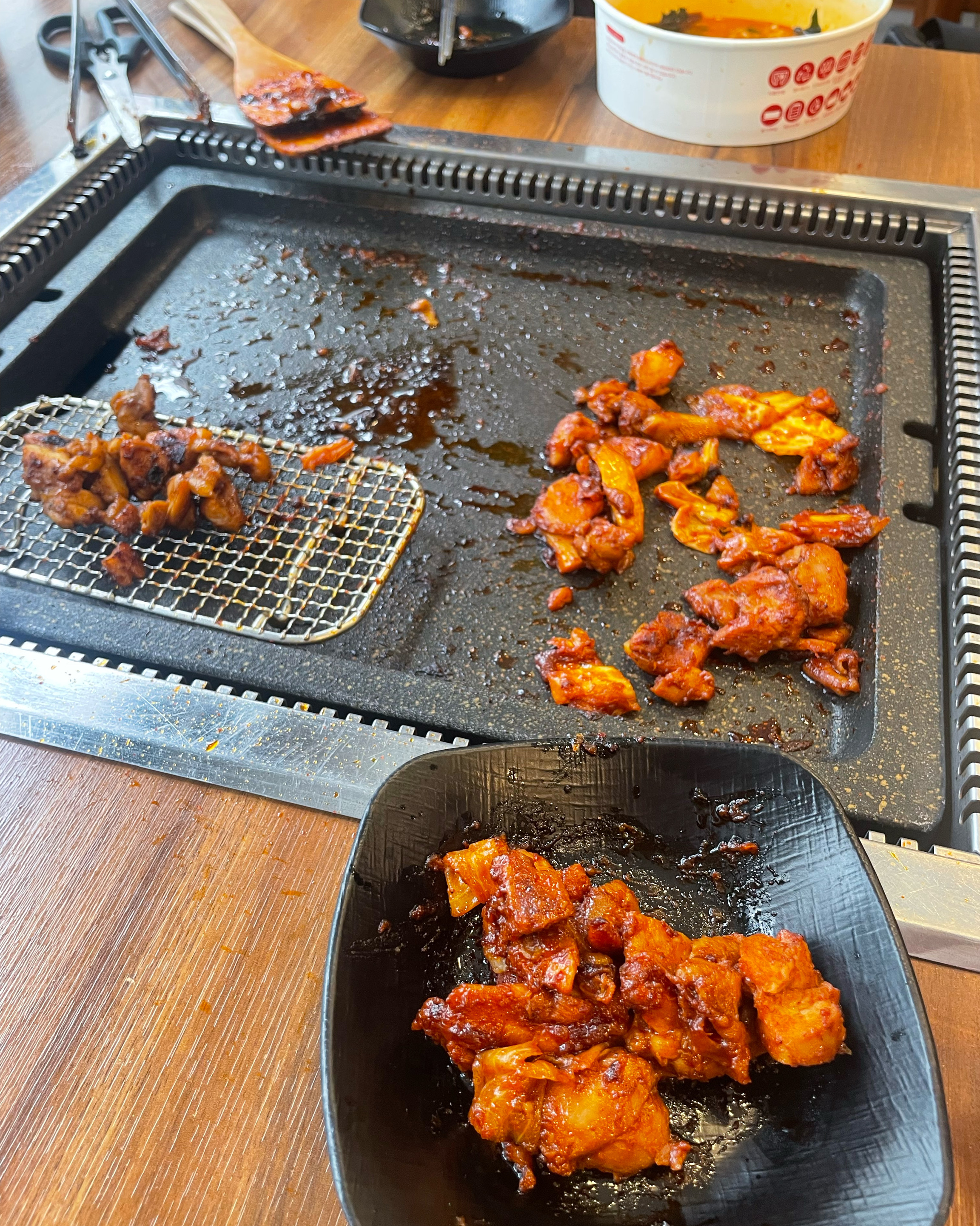 닭갈비 자체도 맛있고 고기 종류도 많아서 좋았어요 매장도 매우 넓고 청결해서 가족단위로 방