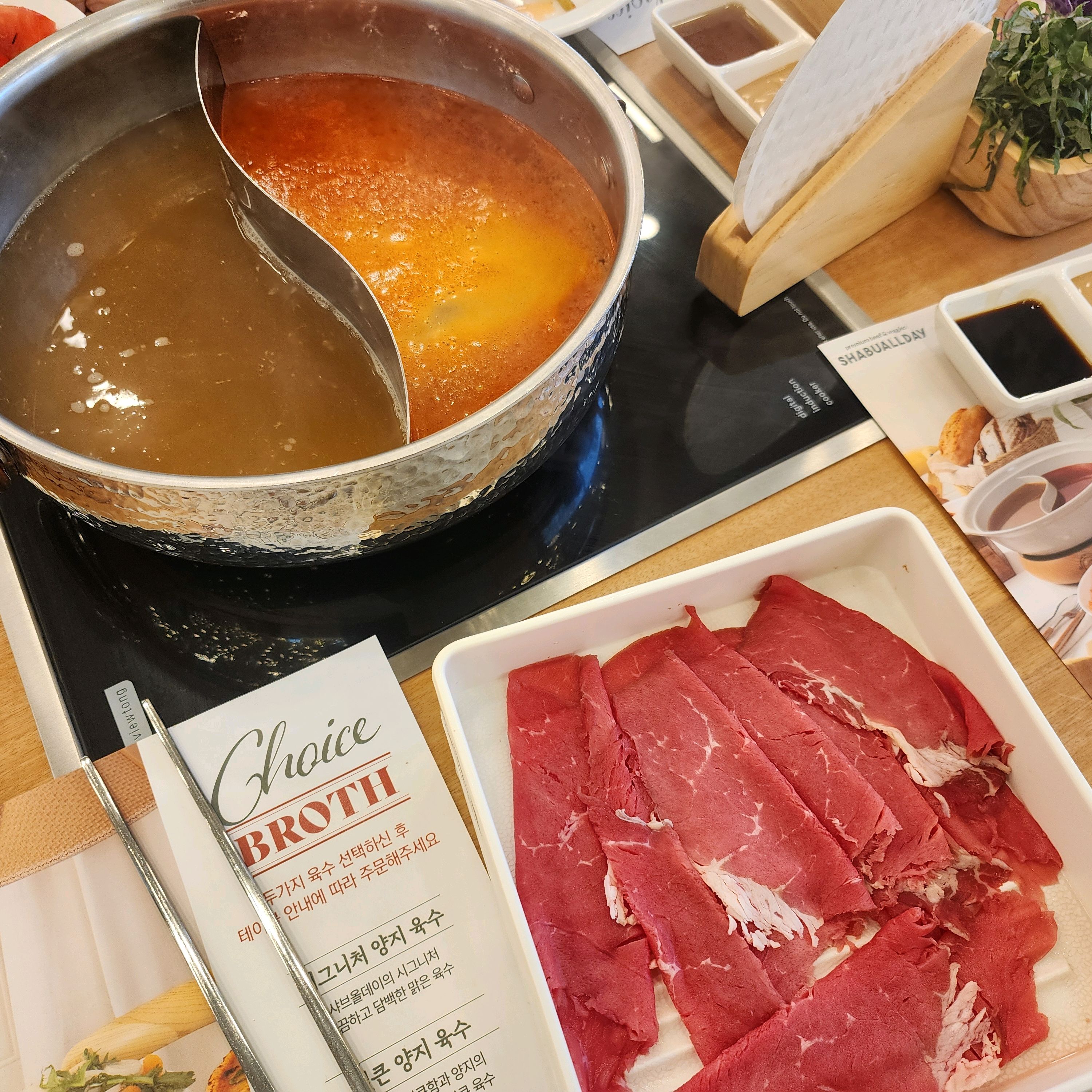 새로 오픈했다고 해서 왔는데, 단독건물이라 편하고 주차도 은근 많이 되더라구요! 또 이중주