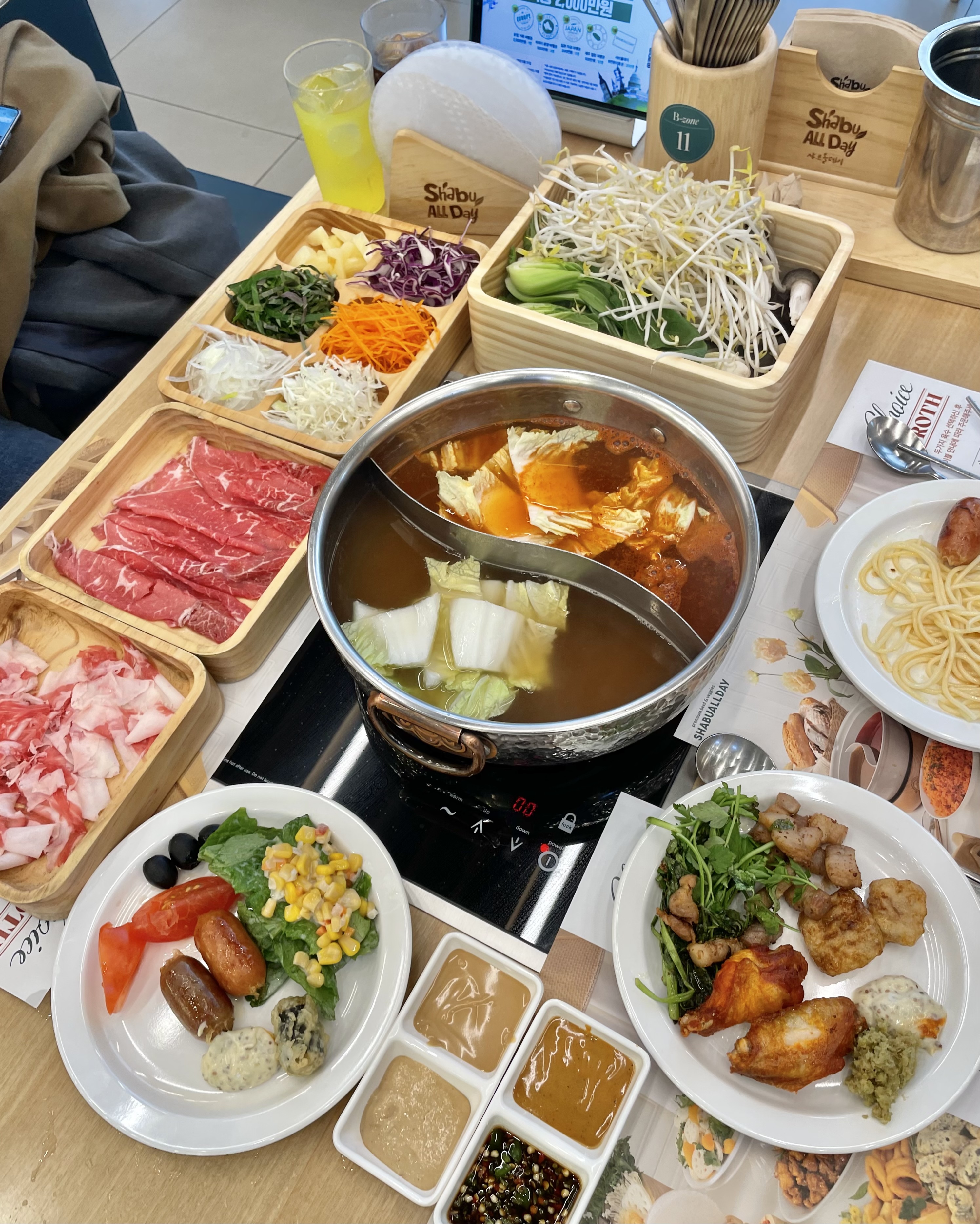 매장이 엄청 넓고 새로 오픈한 곳이라 깔끔합니다. 셀프바도 잘 정돈되어 있었어요. 샤브샤브