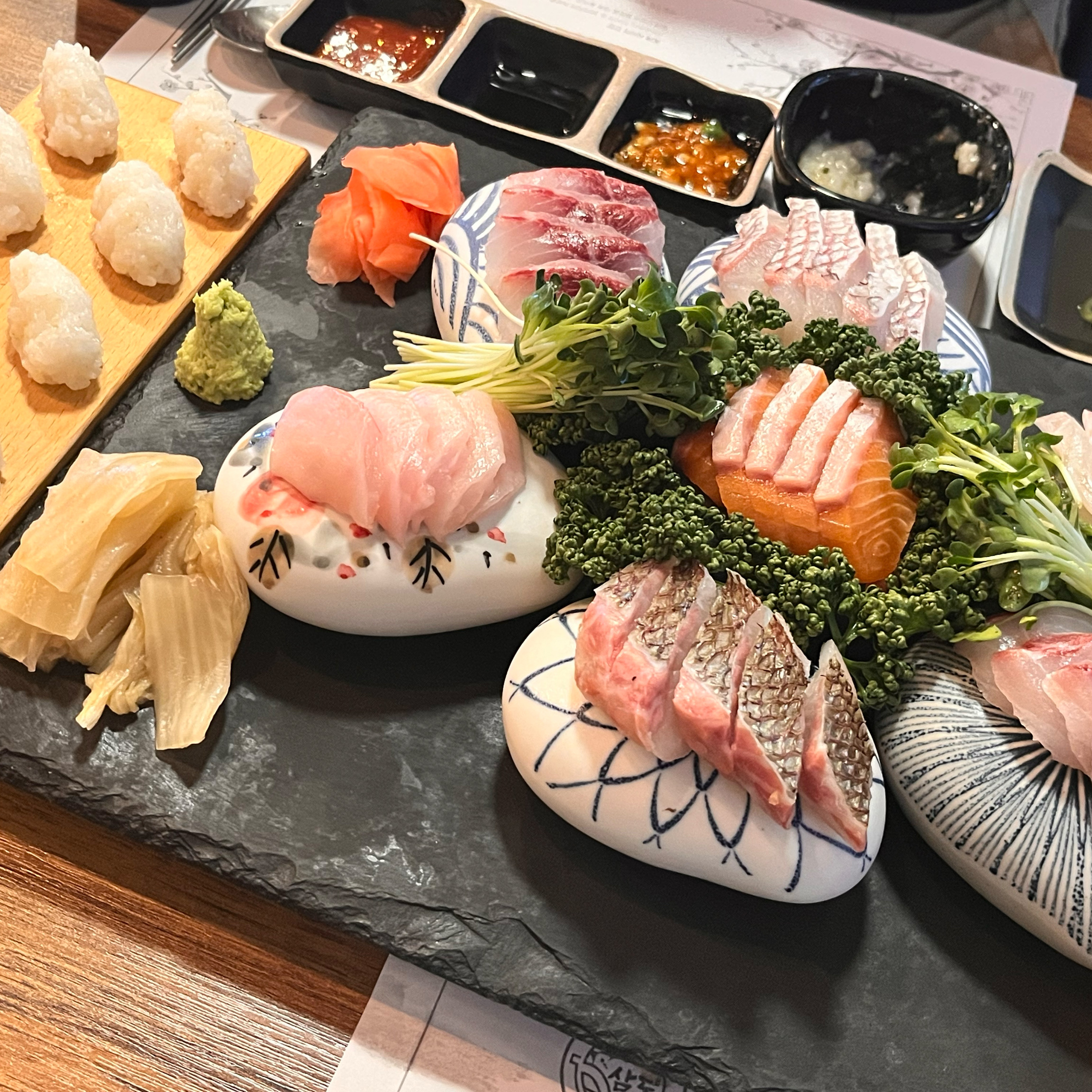회와 함께 제공된 묵은지, 김, 초밥용 밥은 회의 맛을 한층 더 끌어올려주었습니다. 묵은지