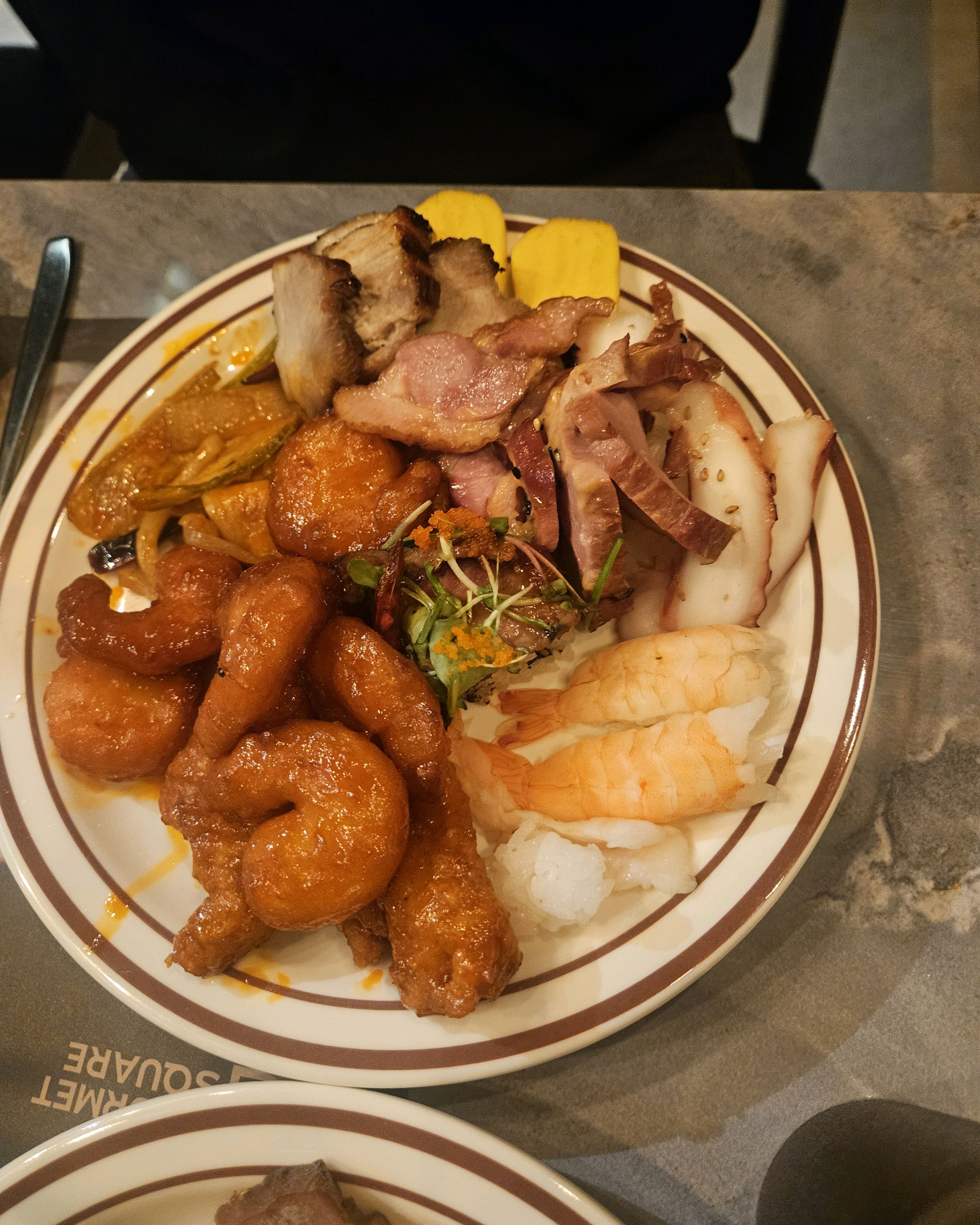 초밥이 맛있어요 사진이없네요 ㅋㅋㅋ 다 맛있음 갈비는 좀 냄새내고 질긴거 빼고 가격만큼 맛