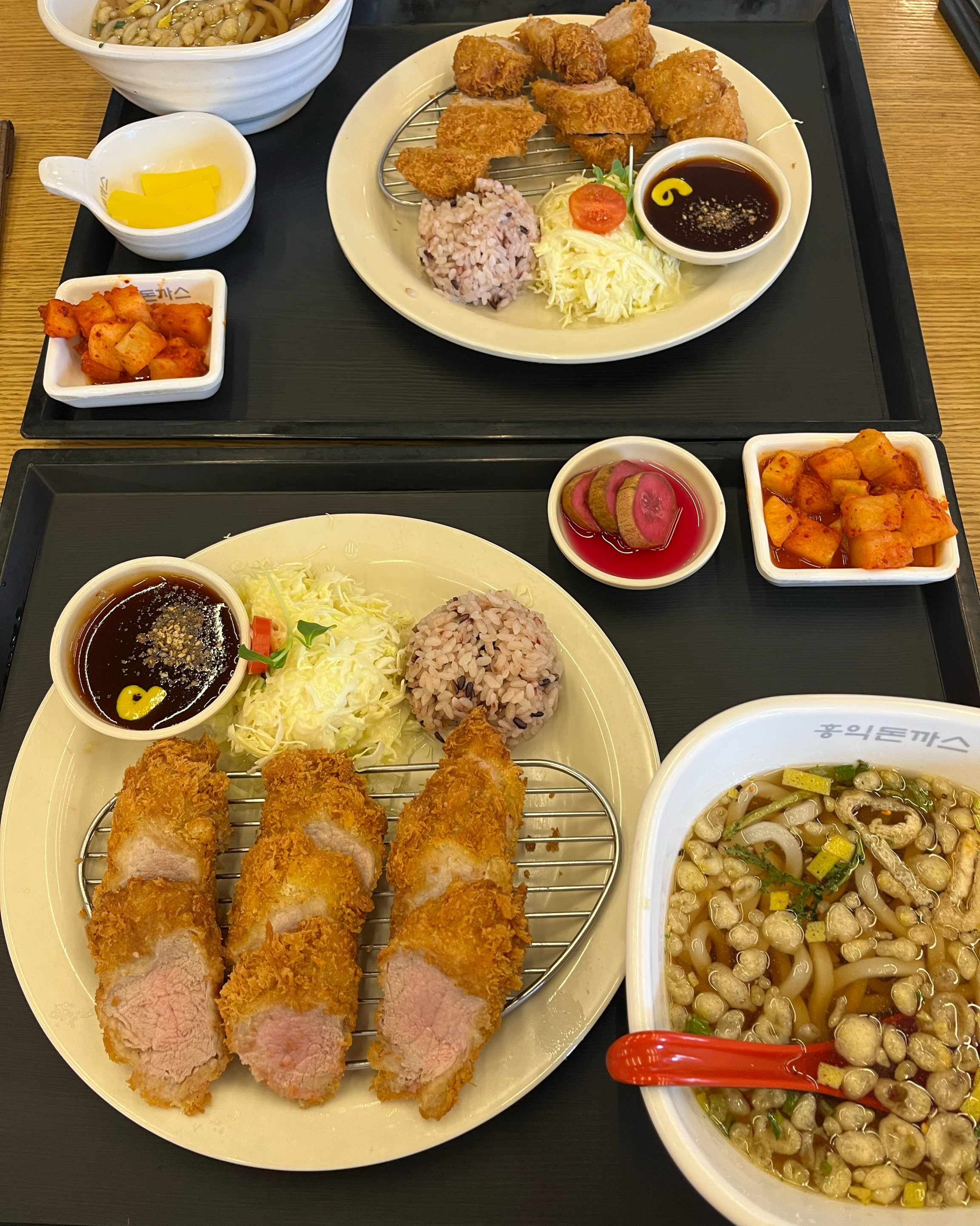 주말에 웨이팅은 기본적으로 있지만 테이블이 많아서 회전률이 빨라요. 돈까스 부드럽고 맛있어