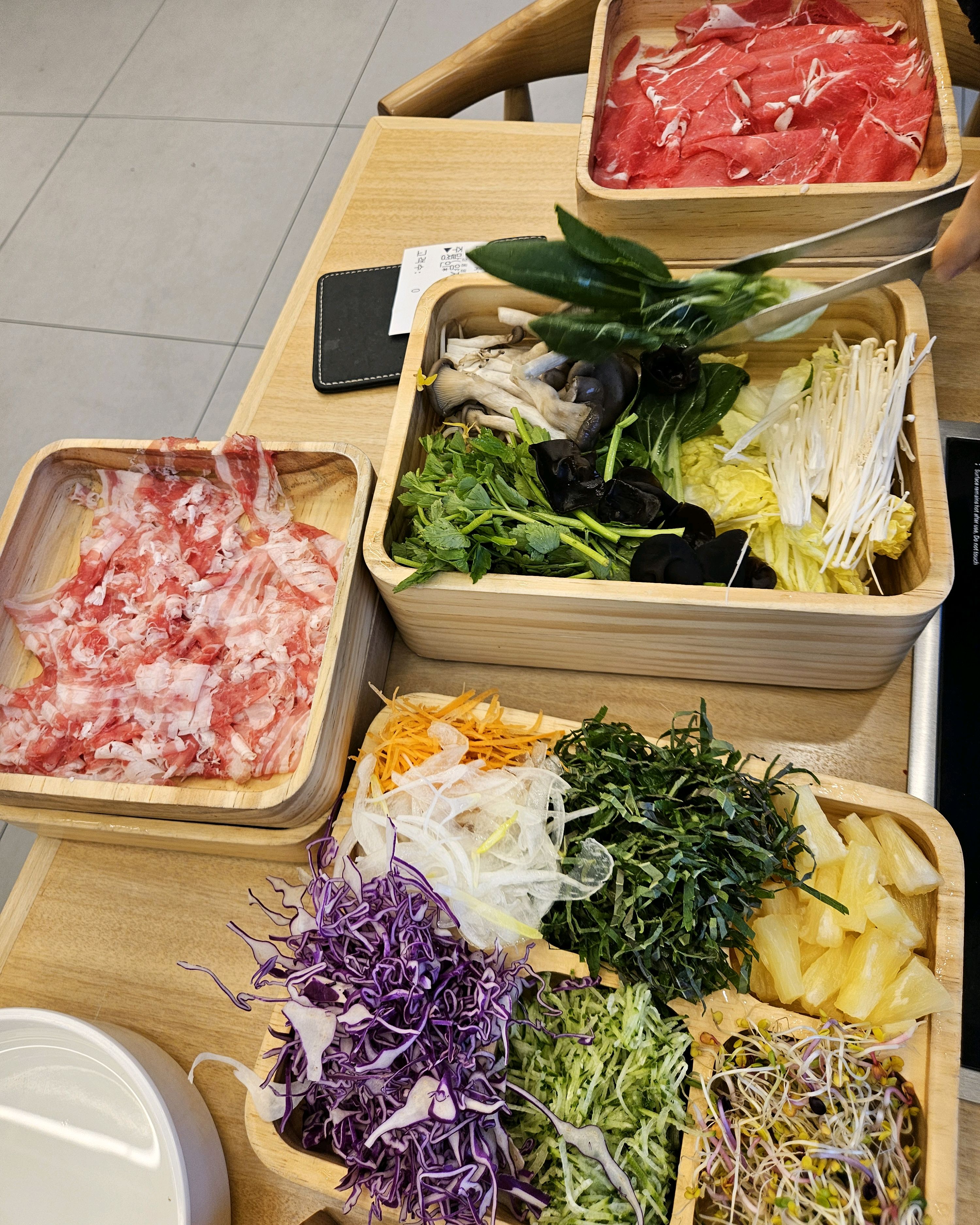 야채들 너무 신선했고 뷔페처럼 먹을수있는게 많아서 좋았어요. 전반적으로 깔끔했고 관리가 잘