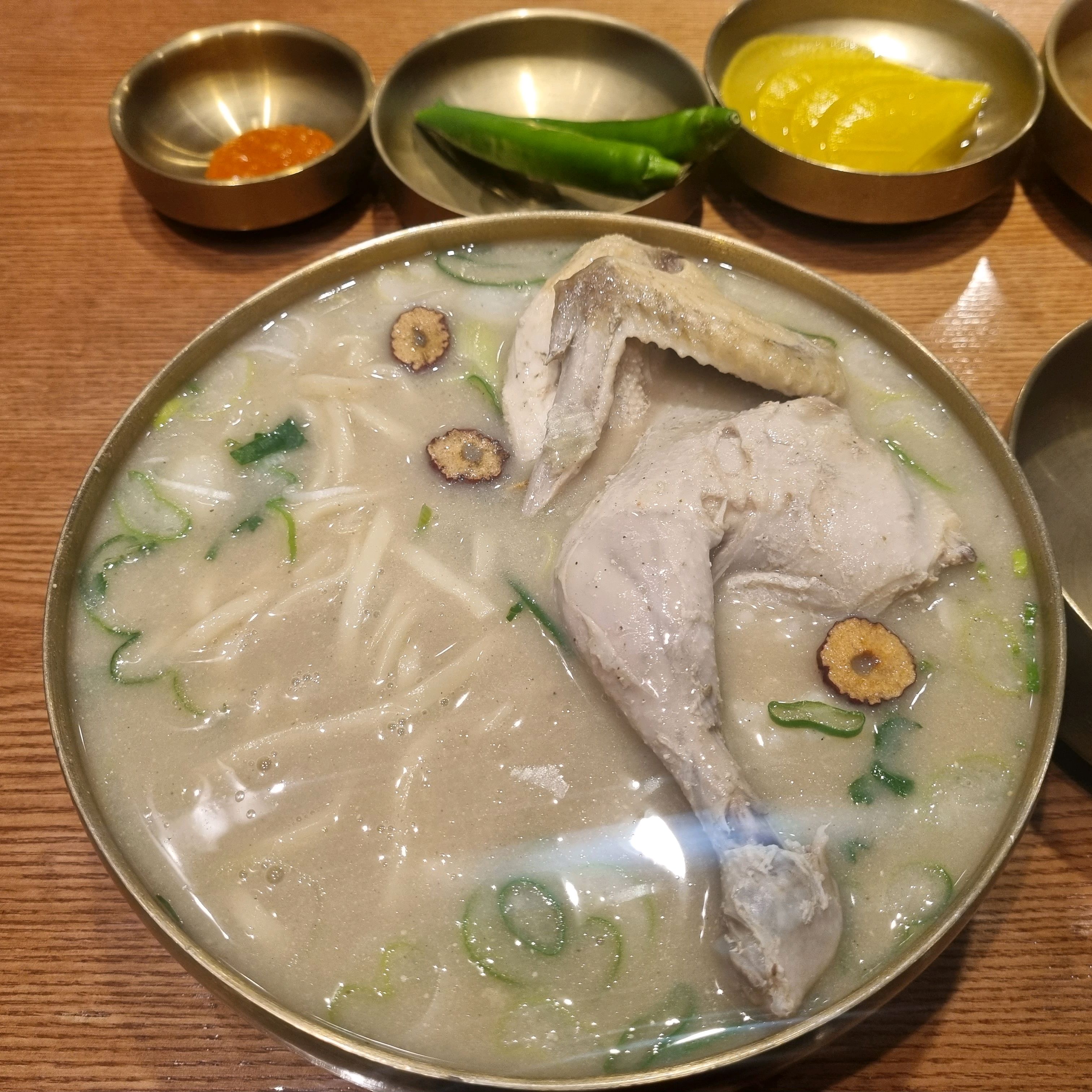 오랜만에 몸보신할겸 현풍닭칼국수에 왔습니다 직원도 친절하시고 더군다나 1인분 양이 정말 많