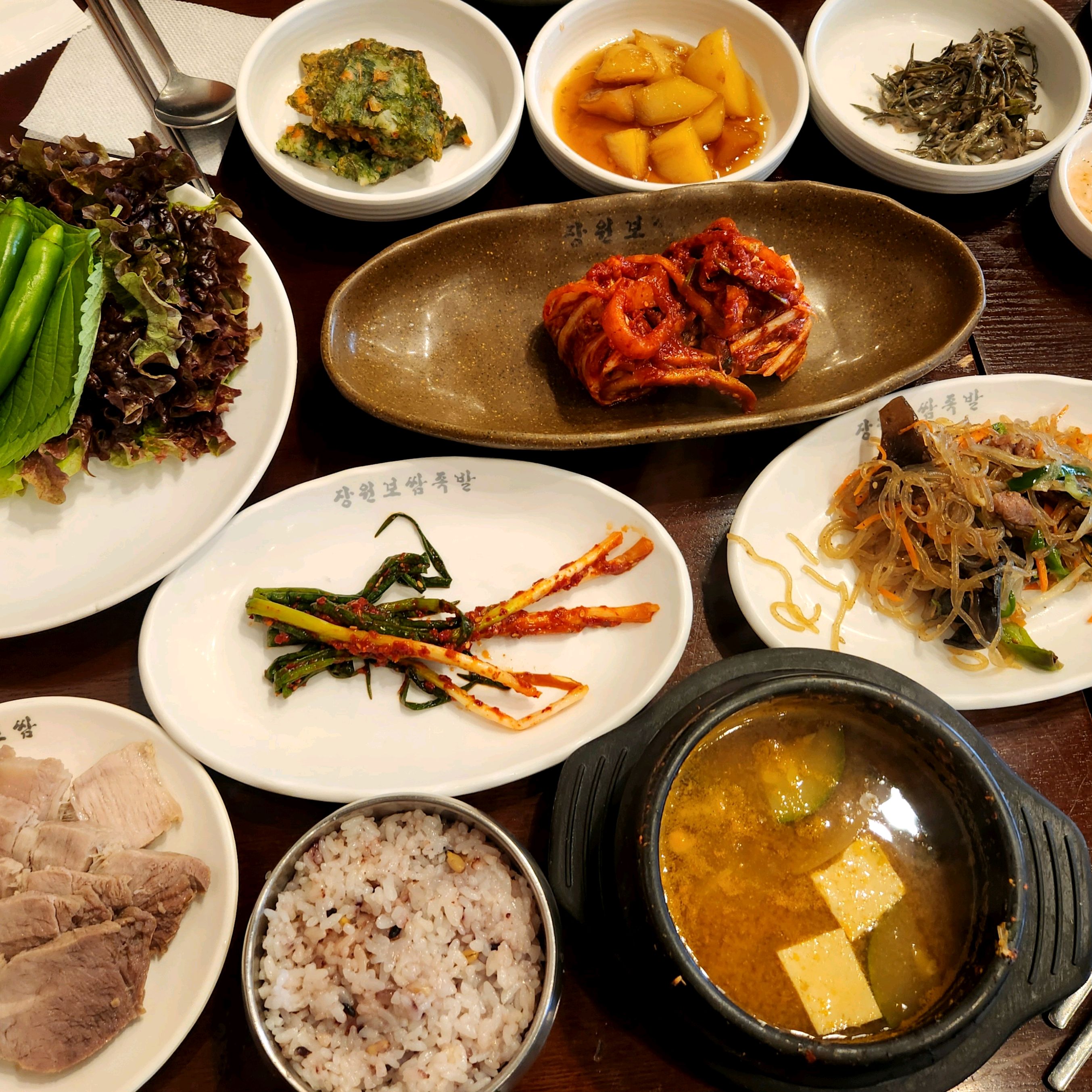 정식을 맛있게 먹어 또한번 친구들과 재방문해서 잘 먹고 왔어요.후식 식혜가 일품이네요 - 천호동 맛집 장원보쌈족발