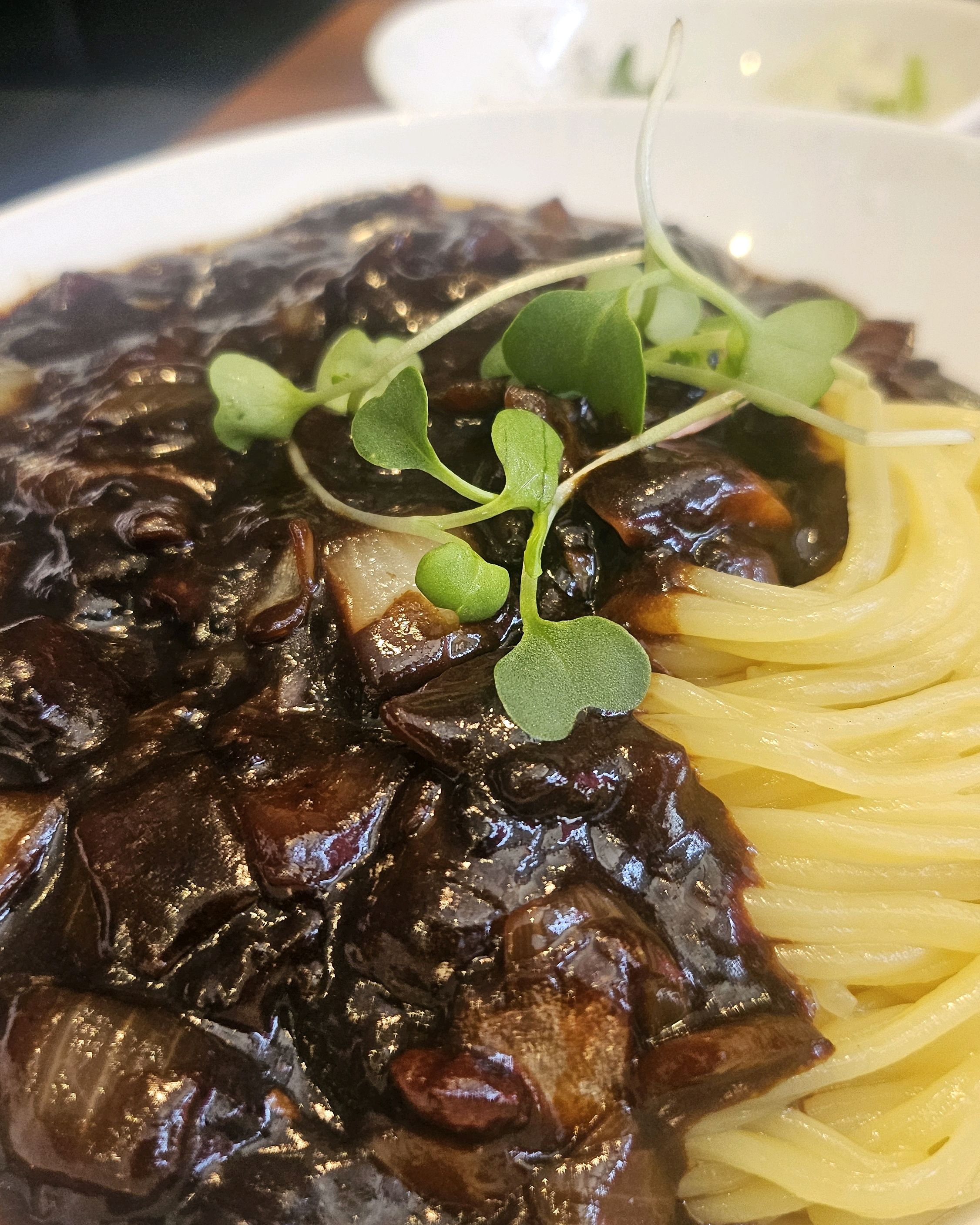 음~~짜장면 💕너무너무 맛이꾸요!‼️짜장면에~들어있는~고기가~챱스테이크인줄//ㅎㅎ🫰엄청크고