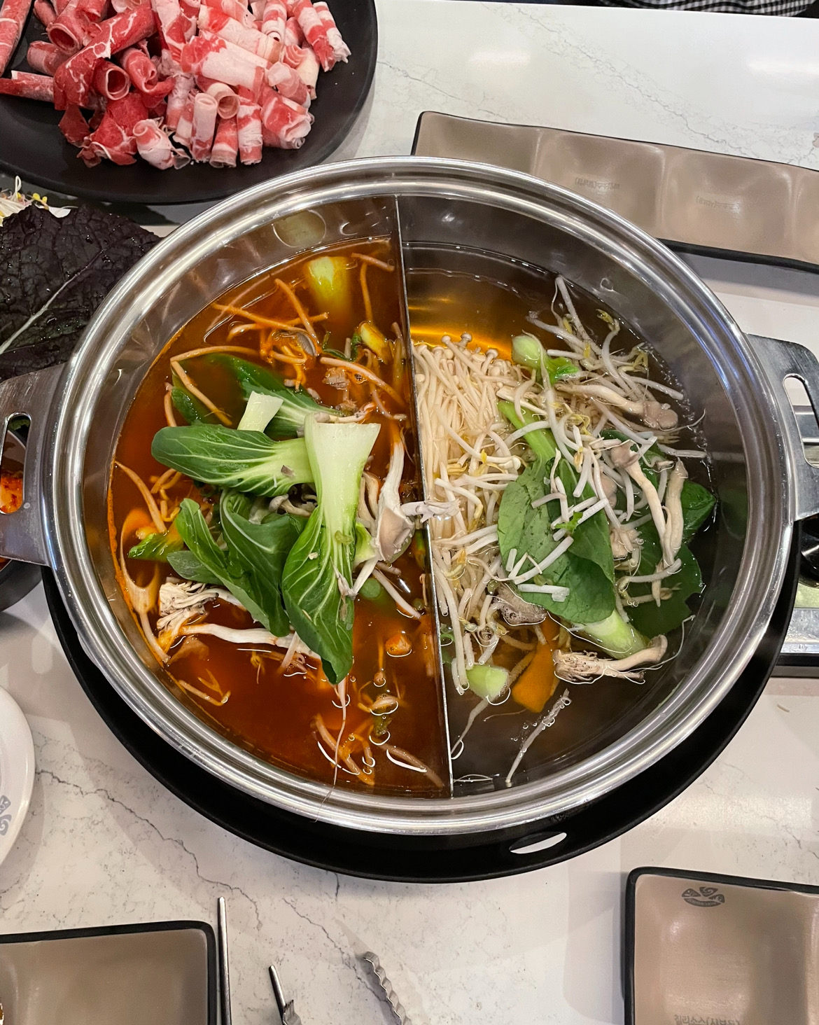 홍대 소담촌 드디어 와보네요~ 신선하게 셀프존 정리되어 있고 맛있습니다 사람이 많아서 웨