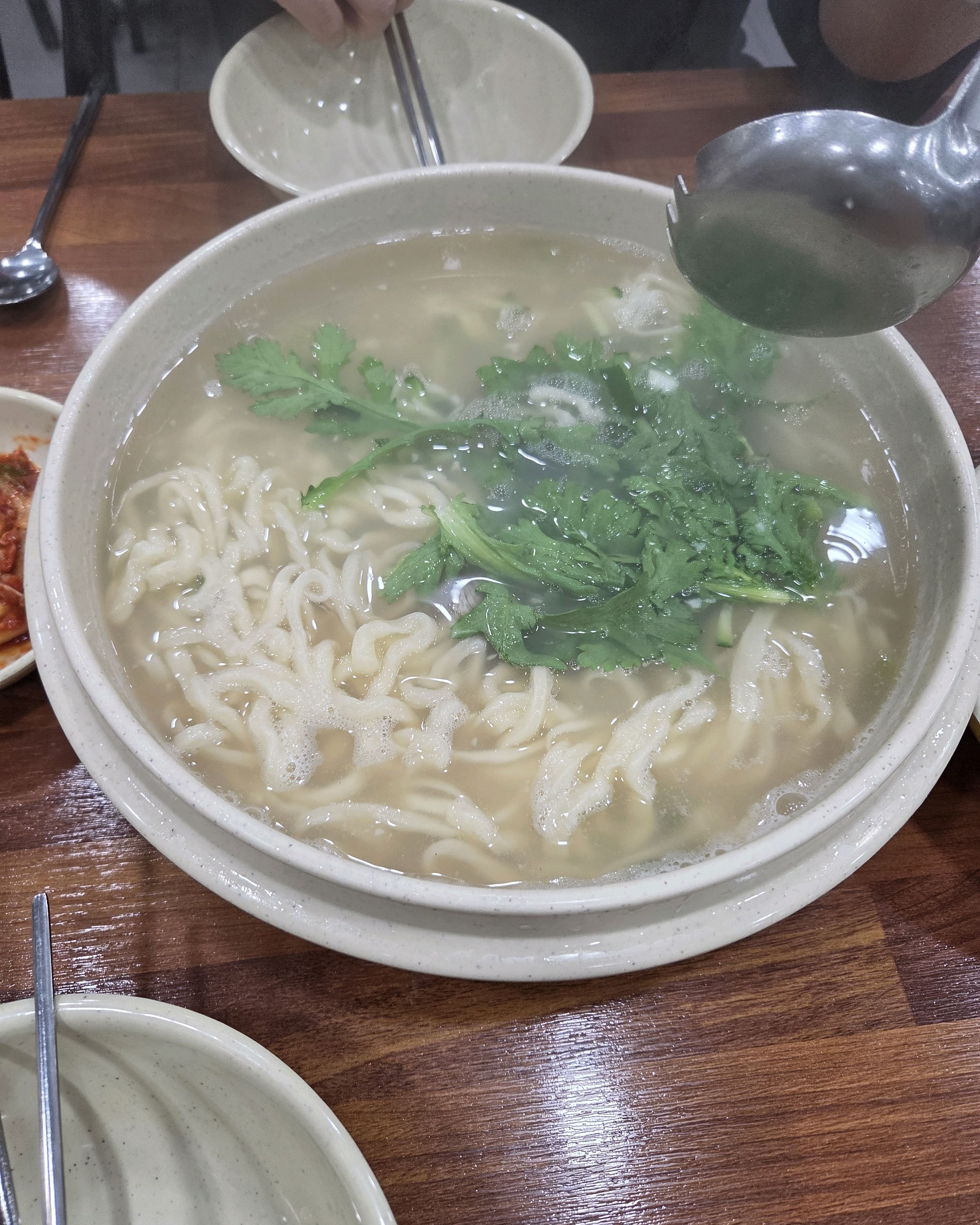 주말이어서 1시간 반 기다리고 들어갈 수 있었어요🥲 그래도 칼국수는 깔끔한 맛에 따뜻하니 
