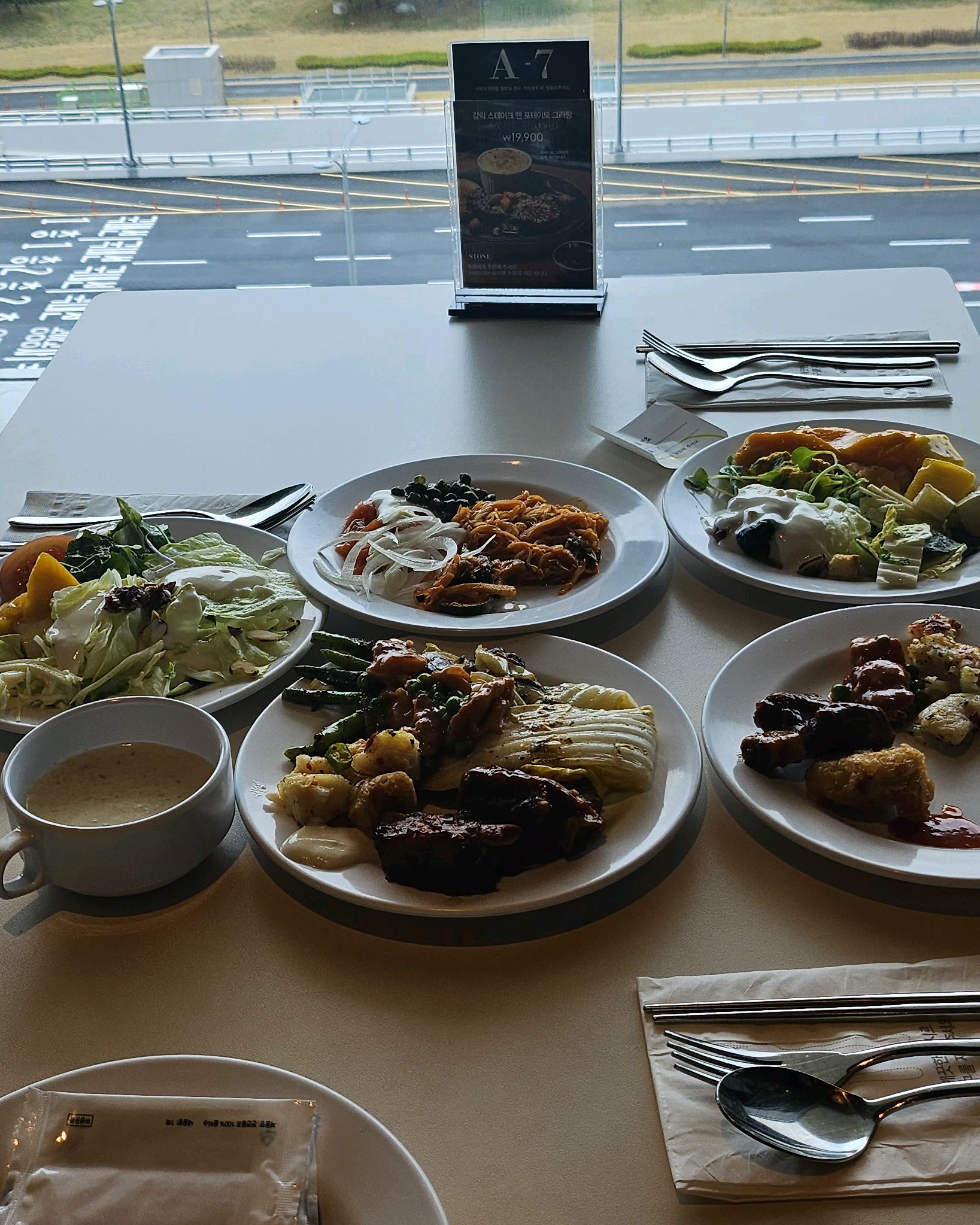 공항뷰~ 애슐리 좋으네요. - 김포공항 맛집 애슐리퀸즈 롯데백화점 김포공항점
