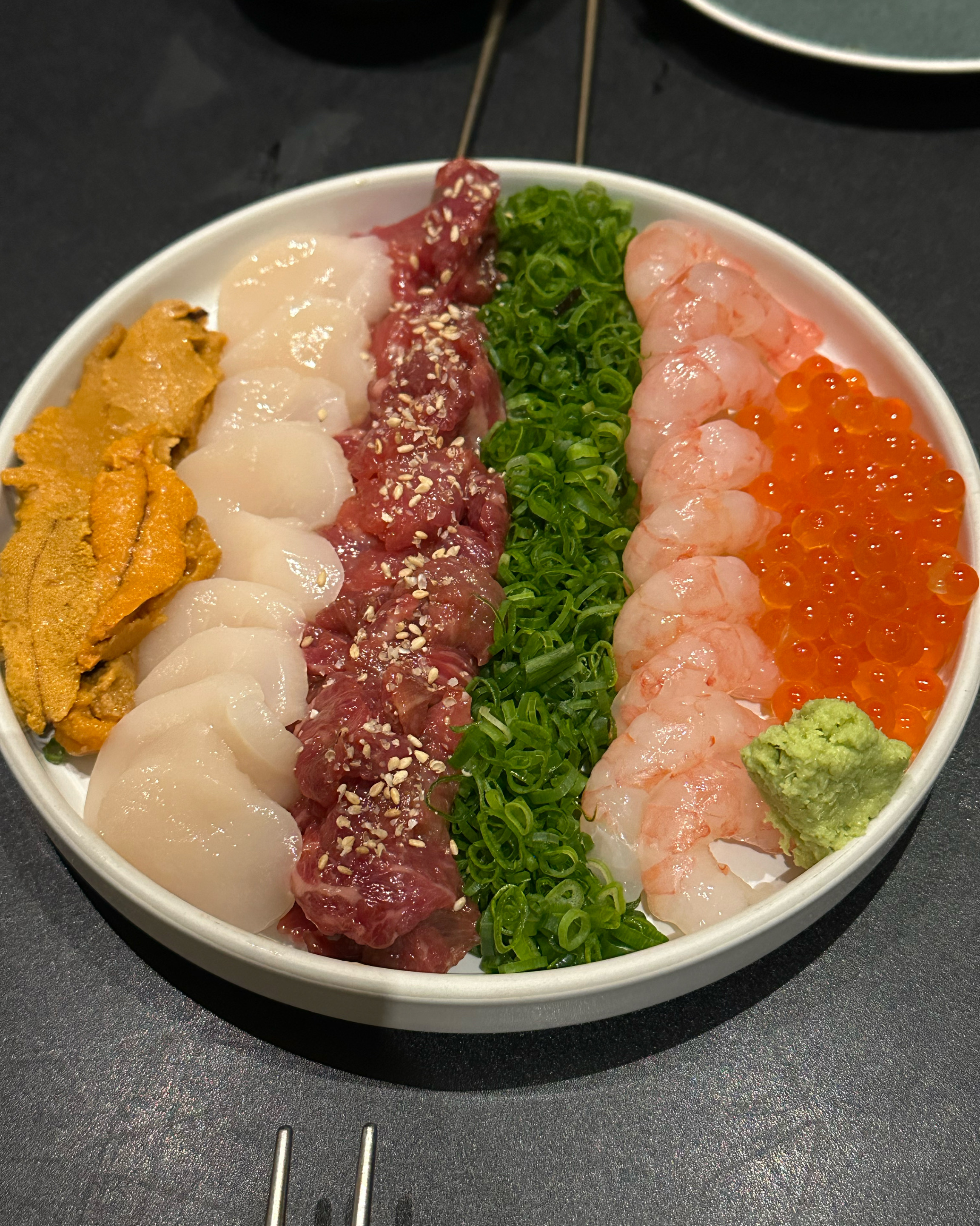 분위기 좋고 음식도 맛있어요!! 올때마다 만족하고 맛있게 먹고가요 너무 친절히시구 재료가