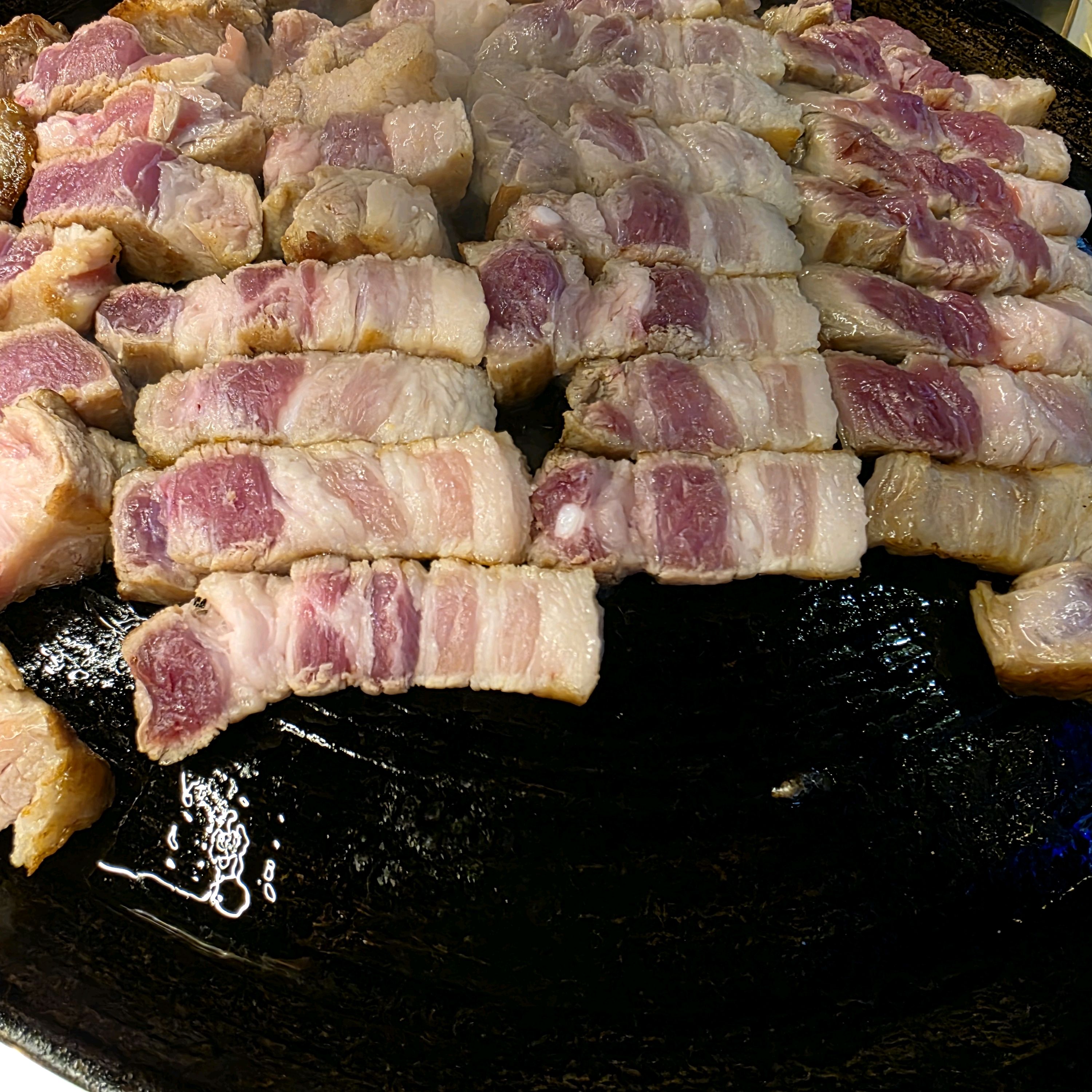 오늘 처음 왔는데 신불당 삼겹살 맛집이에요~~사진만봐도 아시겠죠?^^ 고기 두툼하니 육즙팡