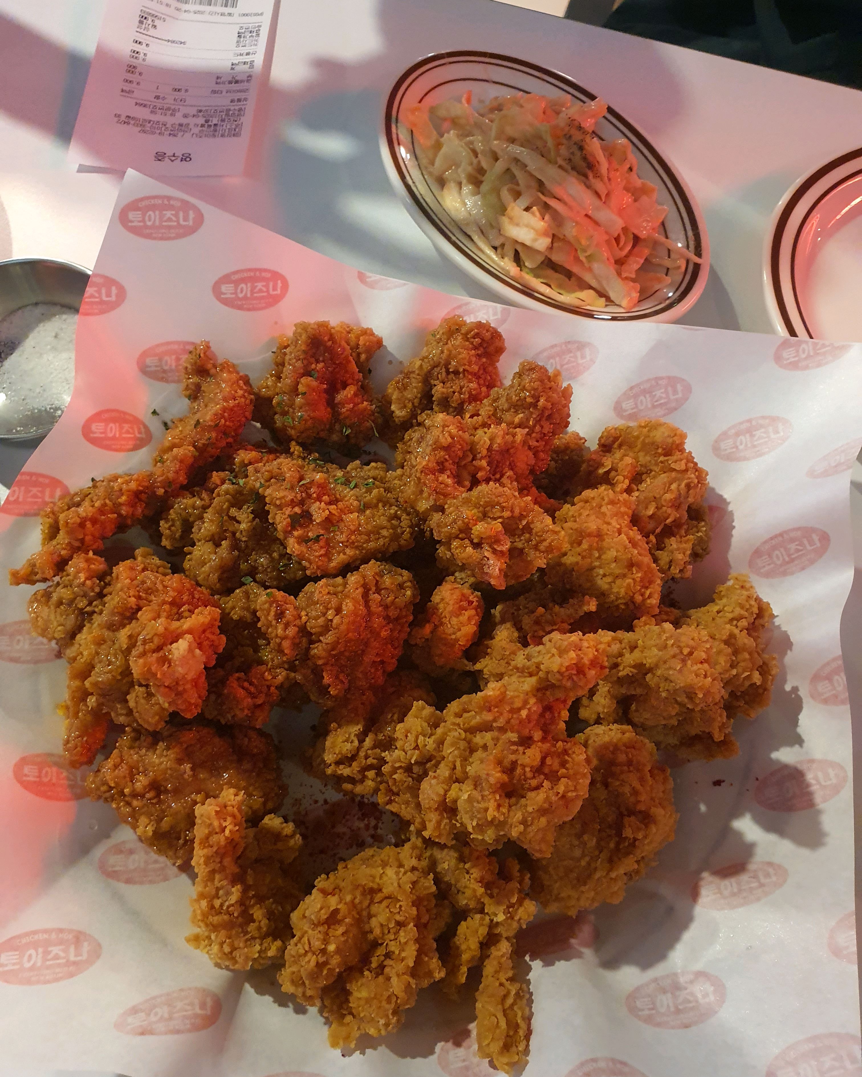 아메리칸 느낌의 식당에, 맛있는 치킨과 안주를 즐기기에 딱입니다!!😆😀 천호역 로데오거리