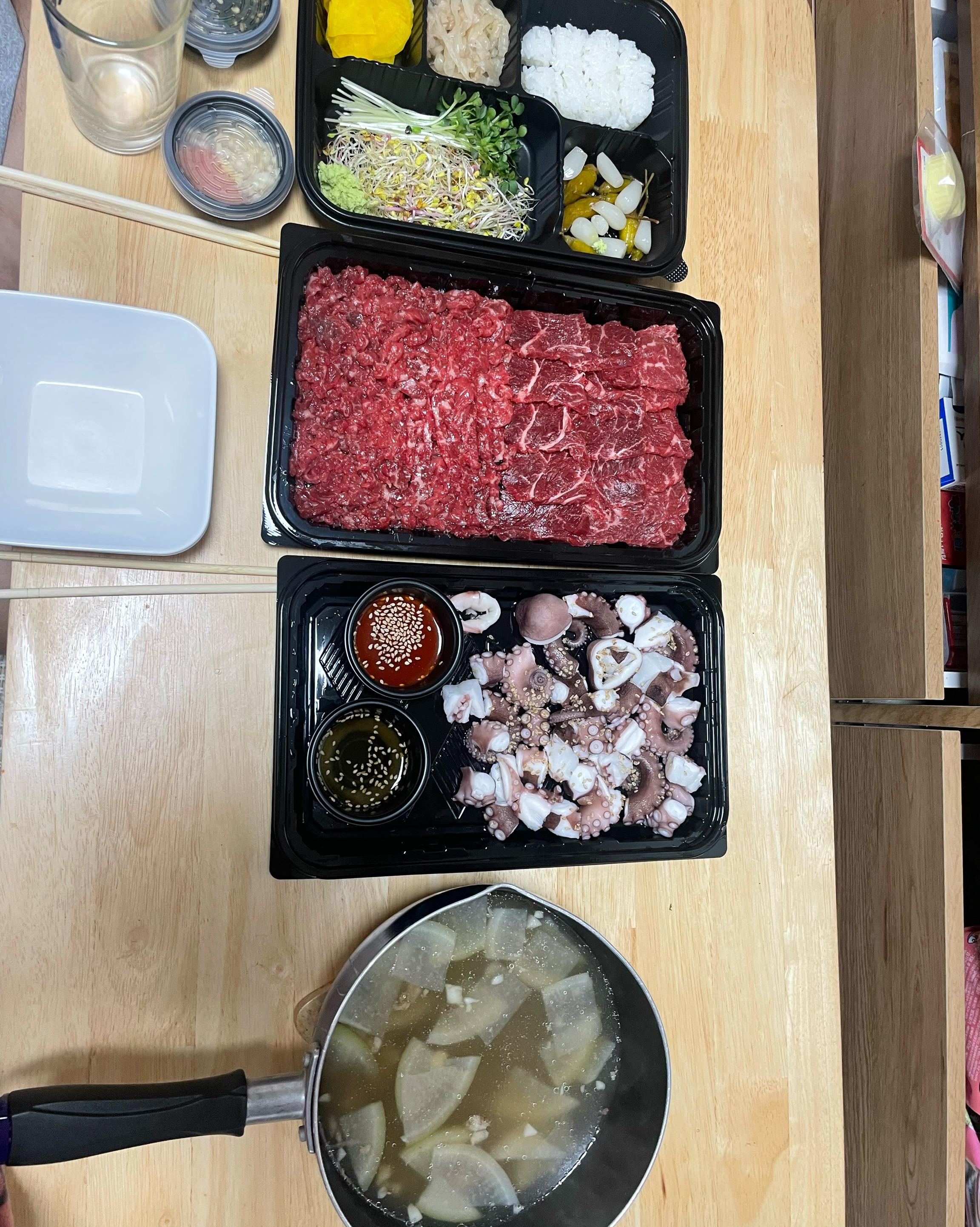 육회랑 육사시미는 항상 꽃시육회로만 먹으러당기는데 매일 홀에가서 먹었는데 오늘은 집에서 보