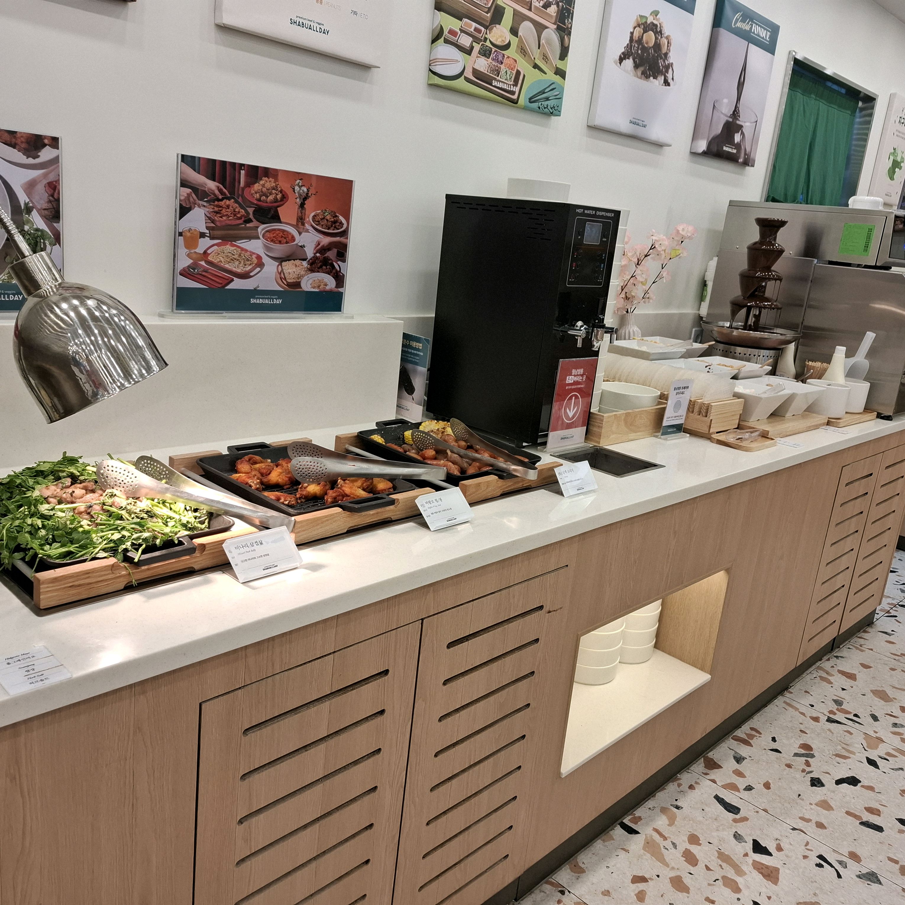 소고기 신선하고 부드럽고 단백하네요 야채종류도 많고 신선해서 샤브샤브로 맛있게 먹었어요 맥
