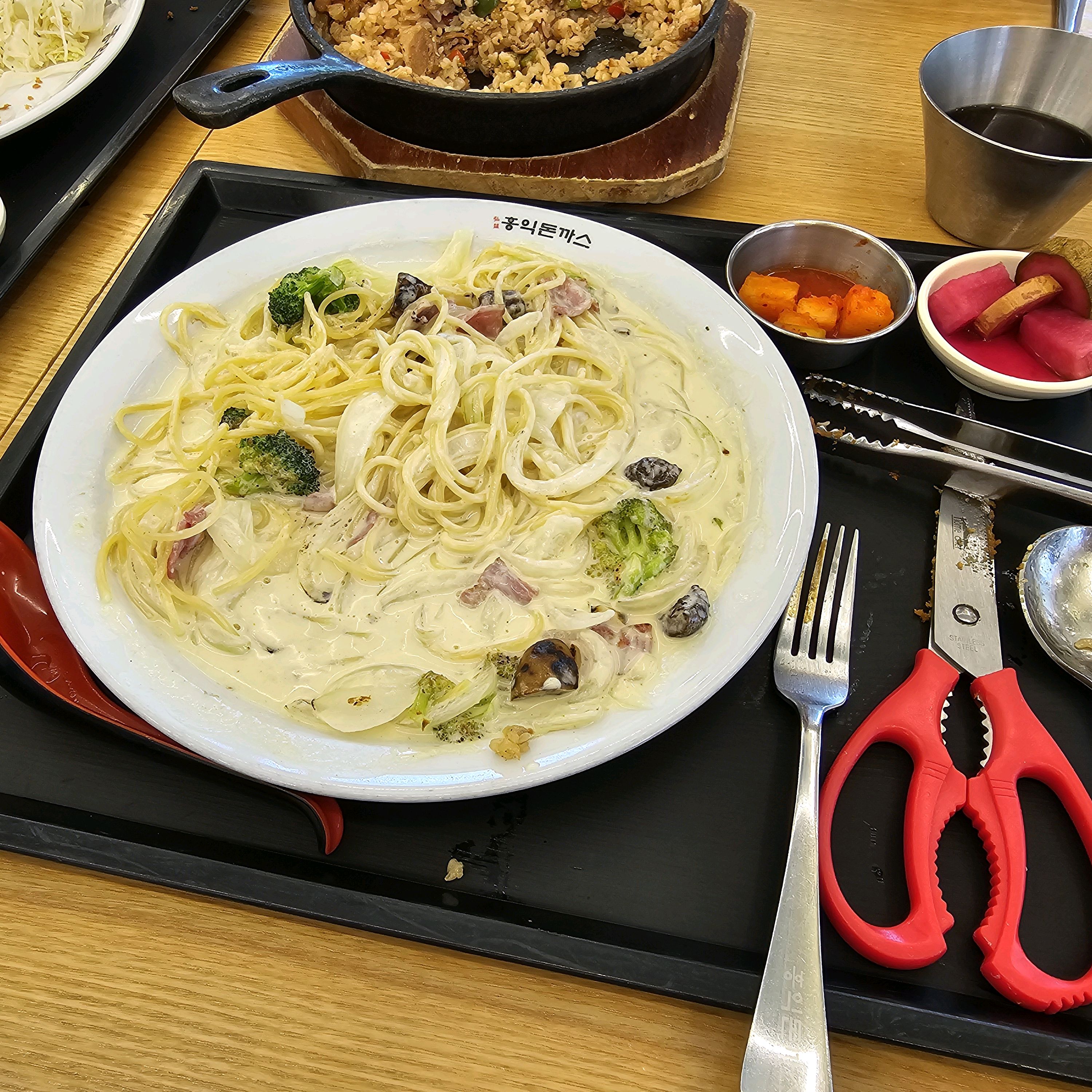 방문했을때 빈자리가 4테이블이 있었는데 서빙하시는 분들이 정신이 없어서 인지 오는 손님들이