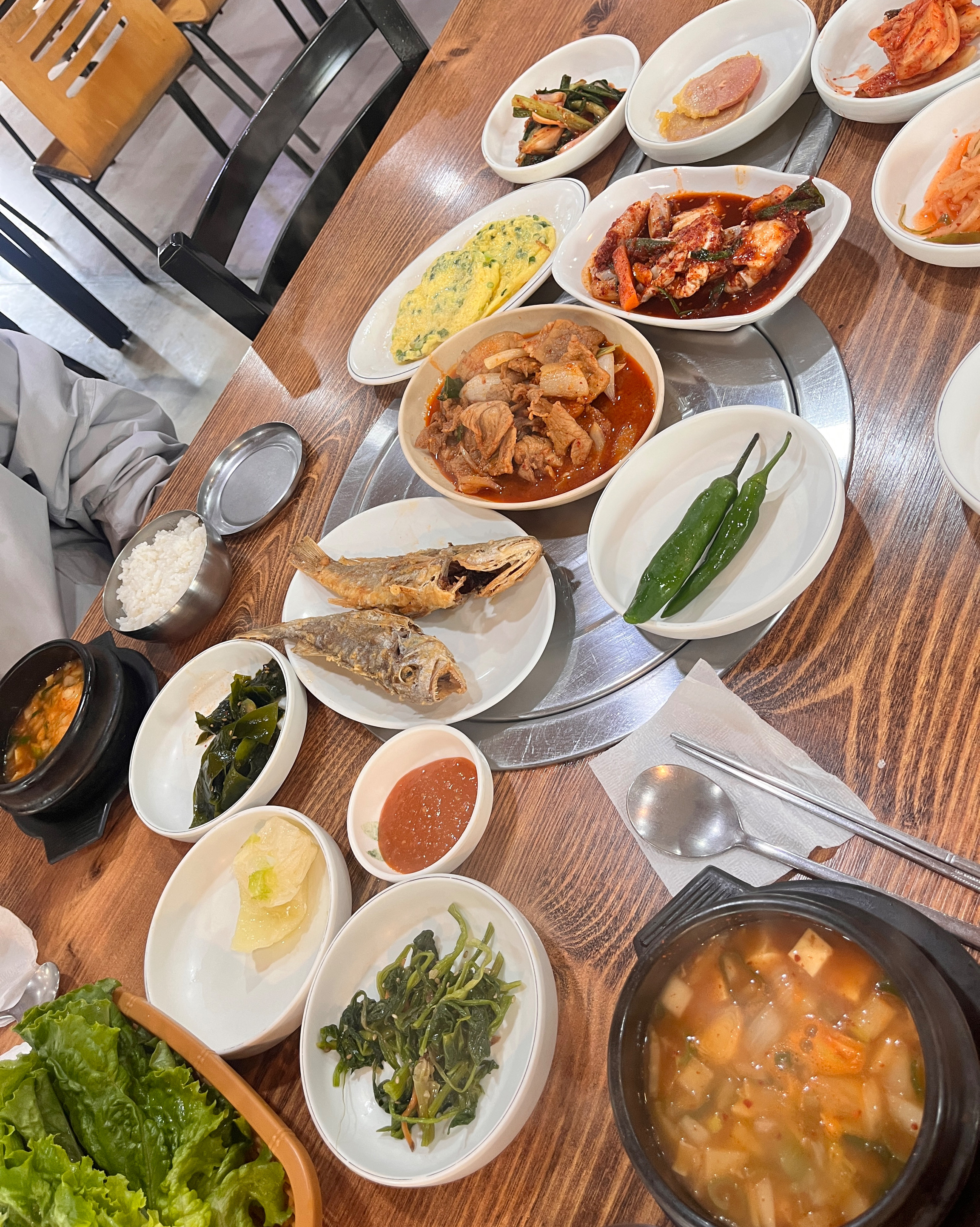 집밥 느낌을 찾고 있었는데 여행 중에 이런 맛집을 발견하다니 행운이에요! 모든 반찬이 맛있