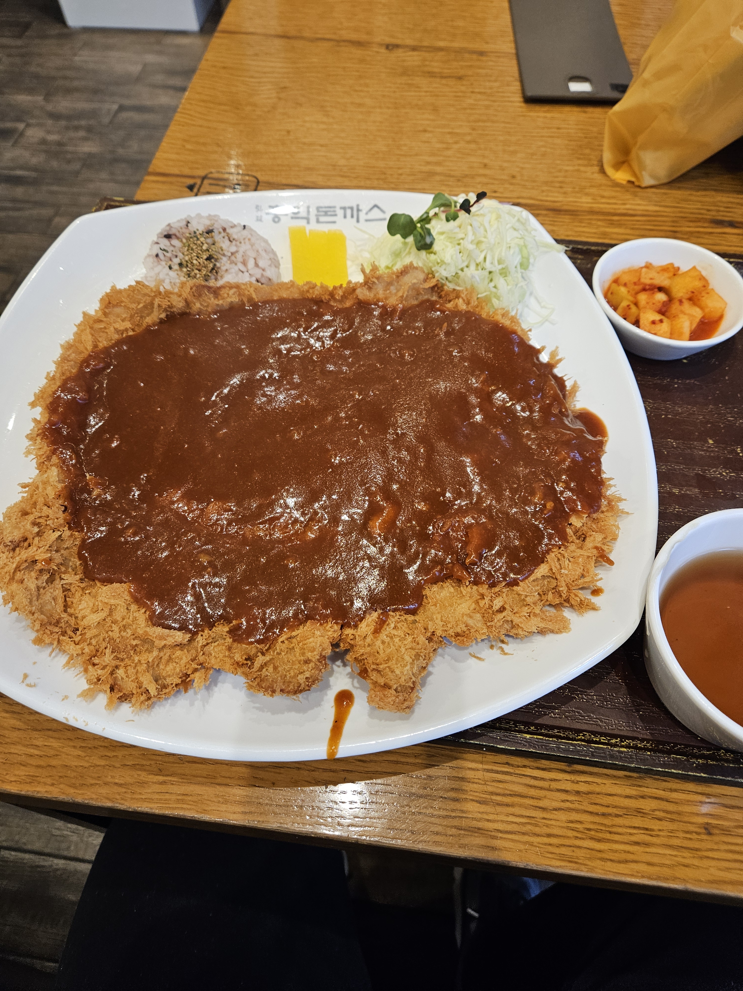 평소에 사람들 줄 서있는 곳이라 관심가서 왔습니다 - 부산 대연동 맛집 홍익돈까스 부산대연점