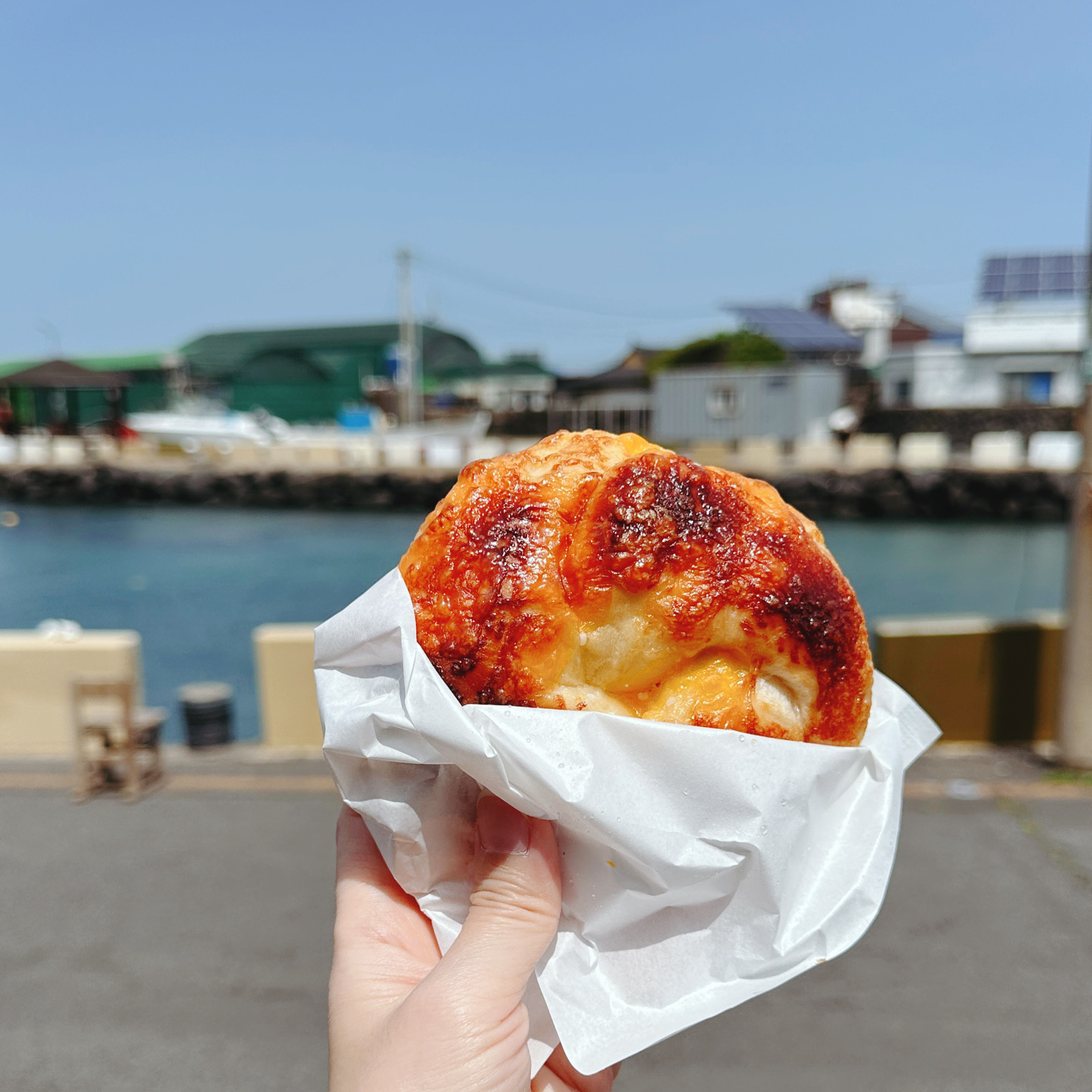 신상 치즈 허니 베이글 바로 먹으니 너무 맛있네용...!! - 제주도 맛집 런던베이글뮤지엄 제주점