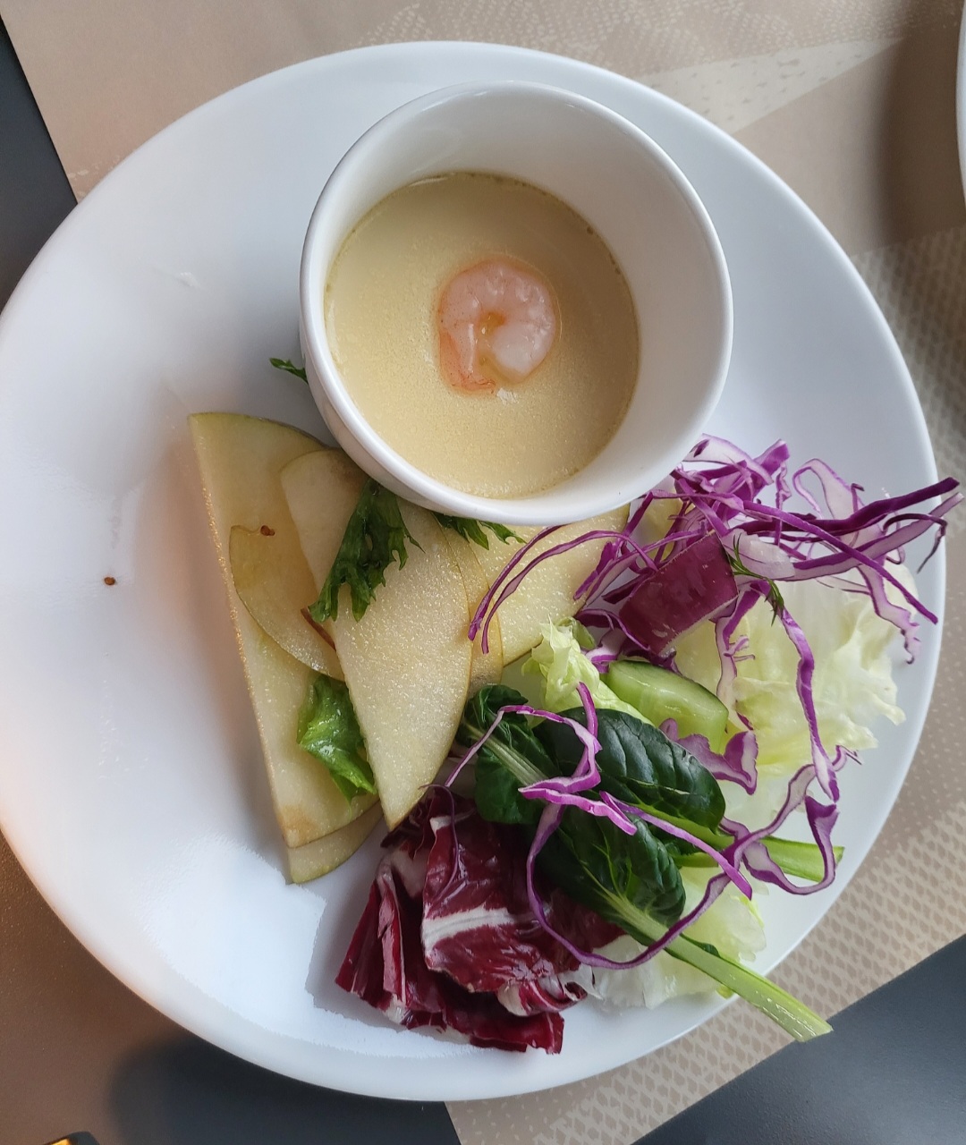 입맛대로 골라 먹을 수 있어서 모임 장소로는 딱입니다^^ 맛있고 신선한 샐러드랑 맥주와