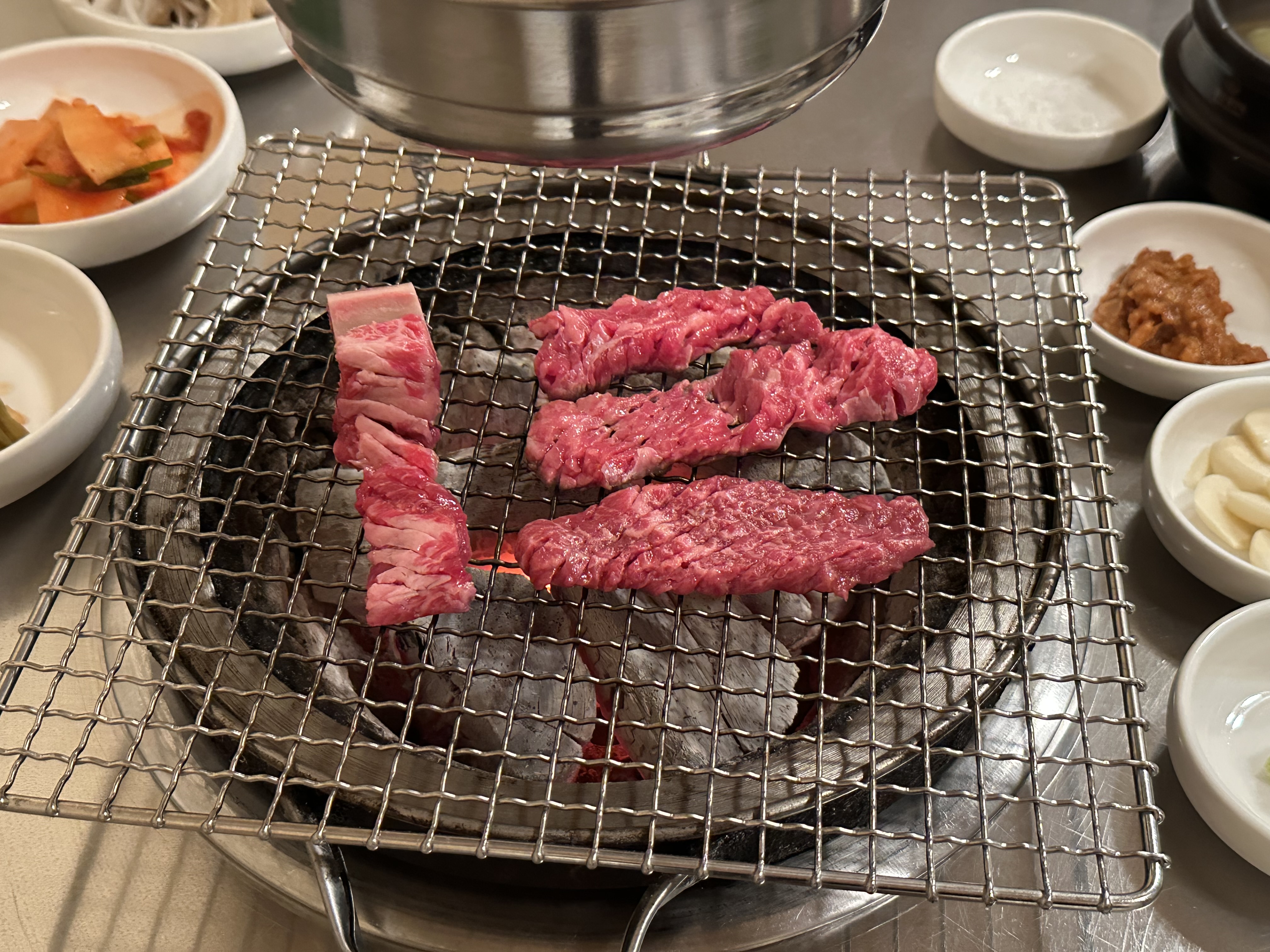 마농갈비랑 생갈비 먹었는데 둘 다 진짜 입에서 살살 녹아요 제대로 맛있는 갈비란 이런거구나