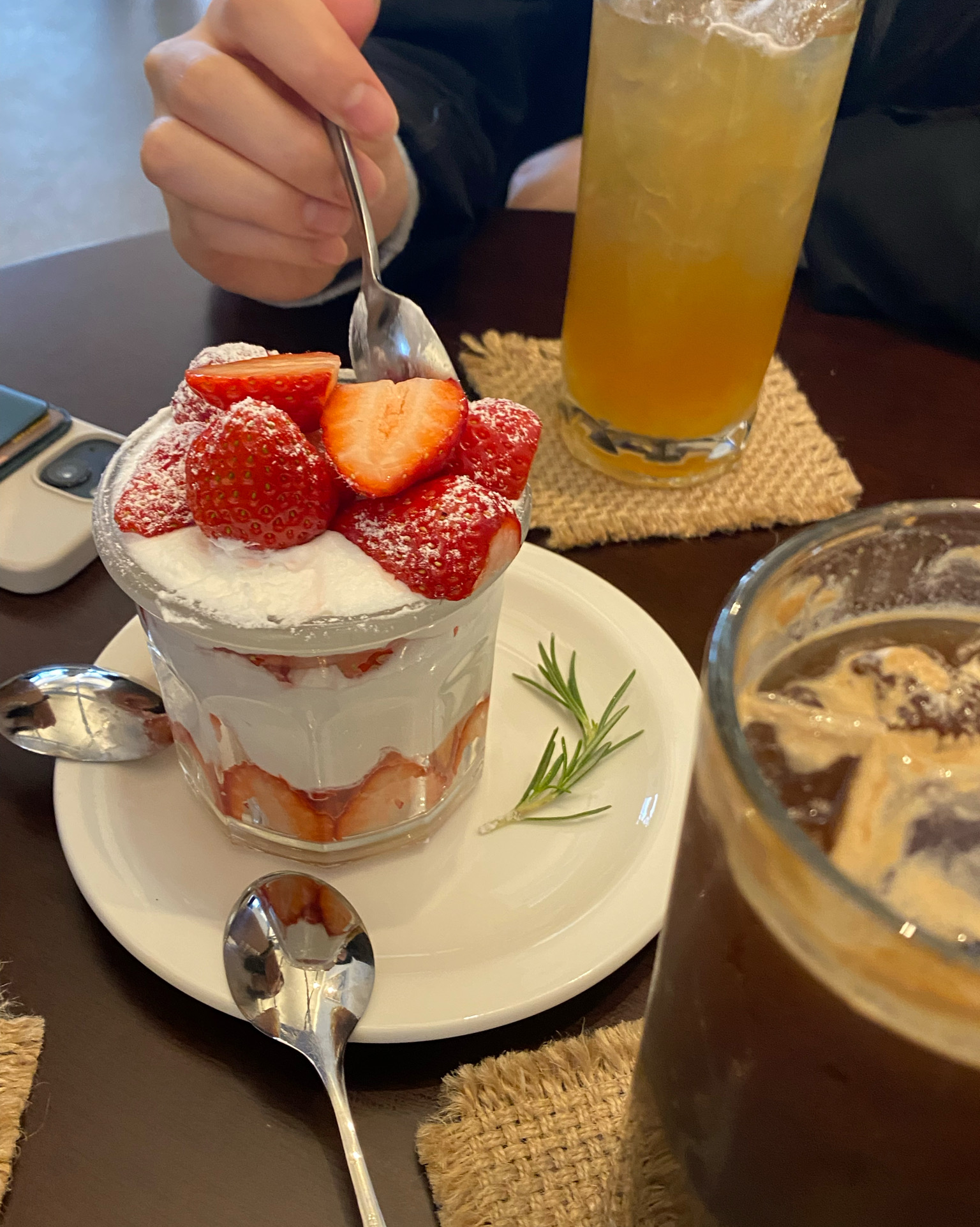 디저트가 너무 예뻐요!! 맛도 훌륭합니다~~ - 망원동 맛집 올위크