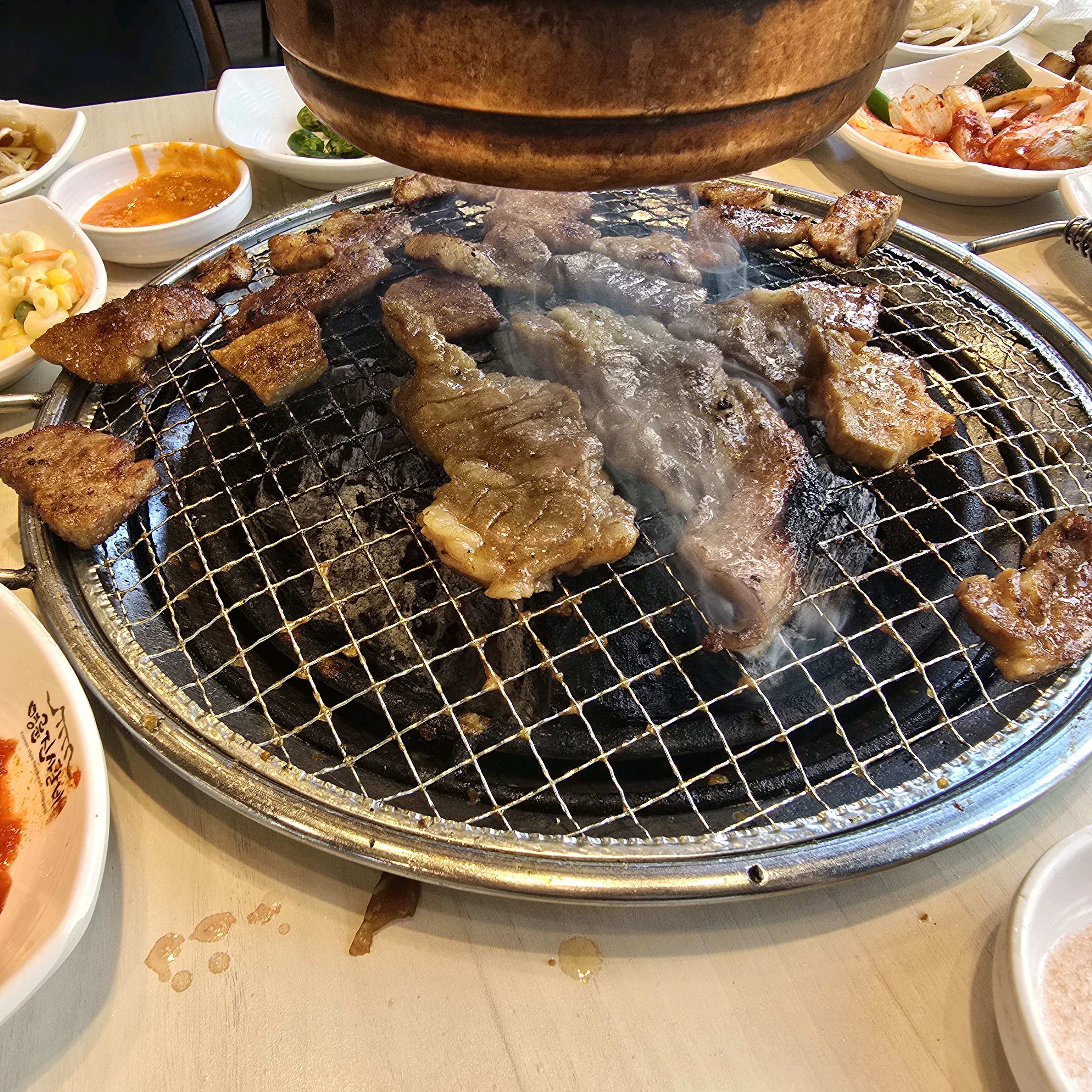 매장이 넓고 깔끔한데다가 고기랑 다른 음식들도 맛있습니다! - 영통 맛집 명륜진사갈비 수원영통구청점